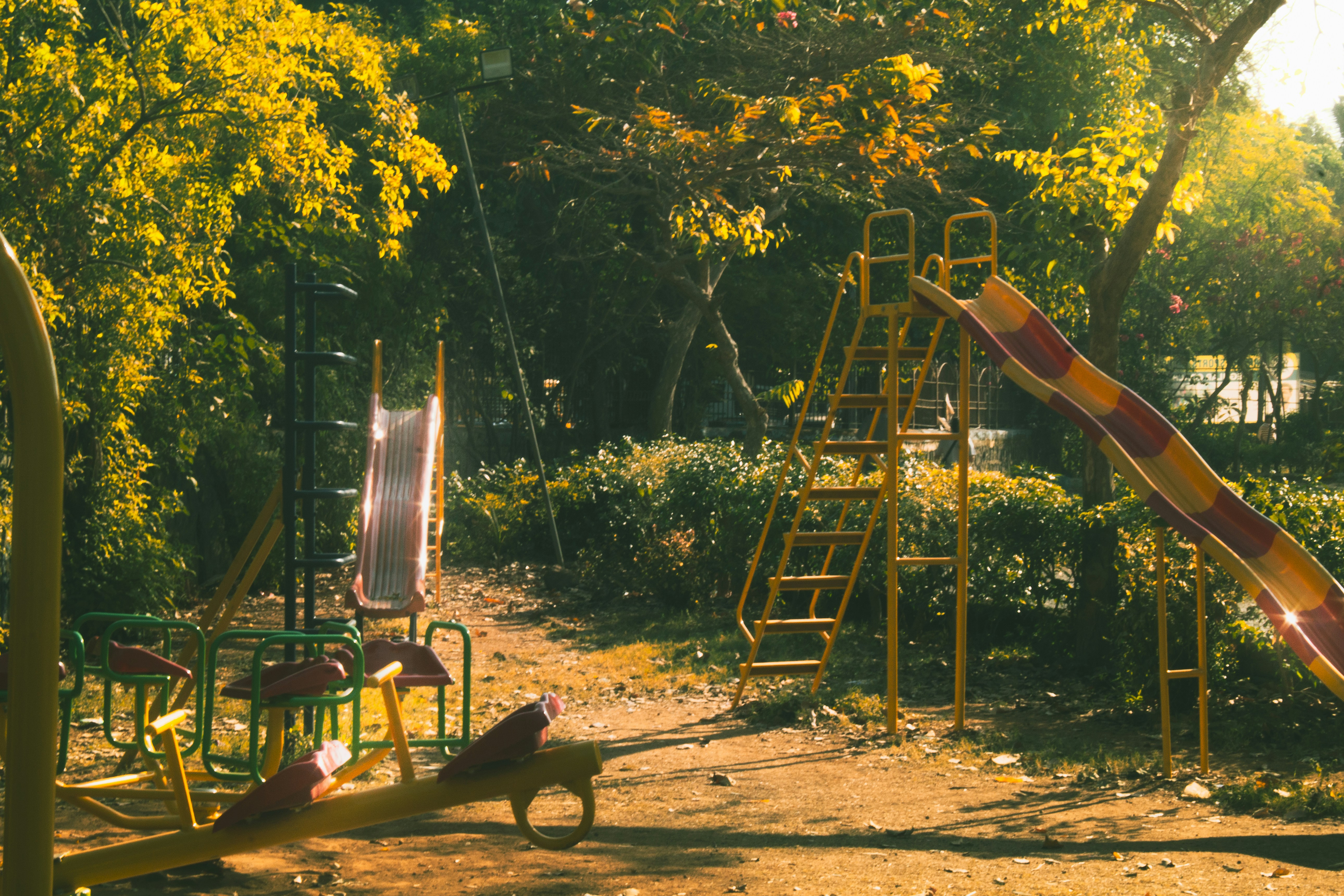 Um parque infantil com um escorregador ao fundo