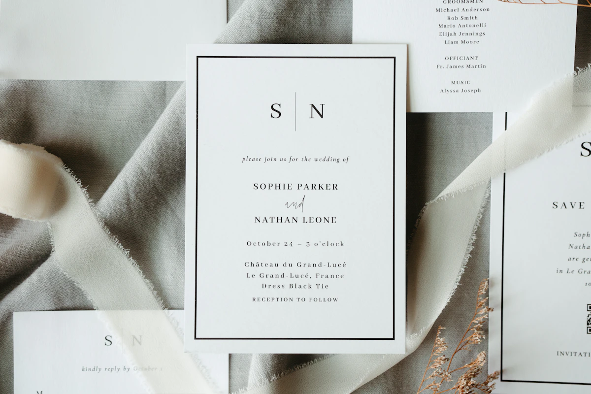 Suita de invitatii de nunta letterpress, asezata pe fond de in