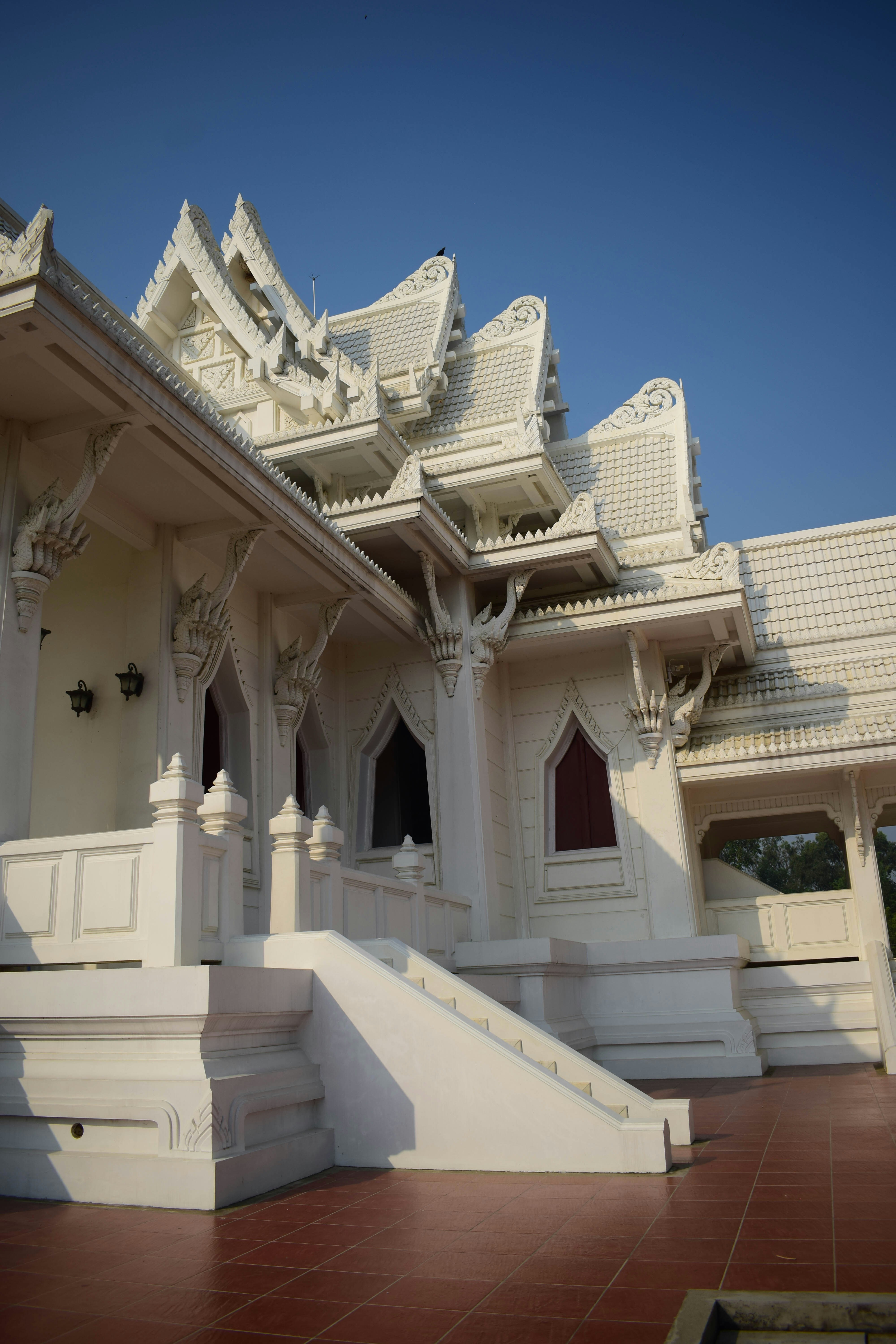 A large white building with a lot of windows