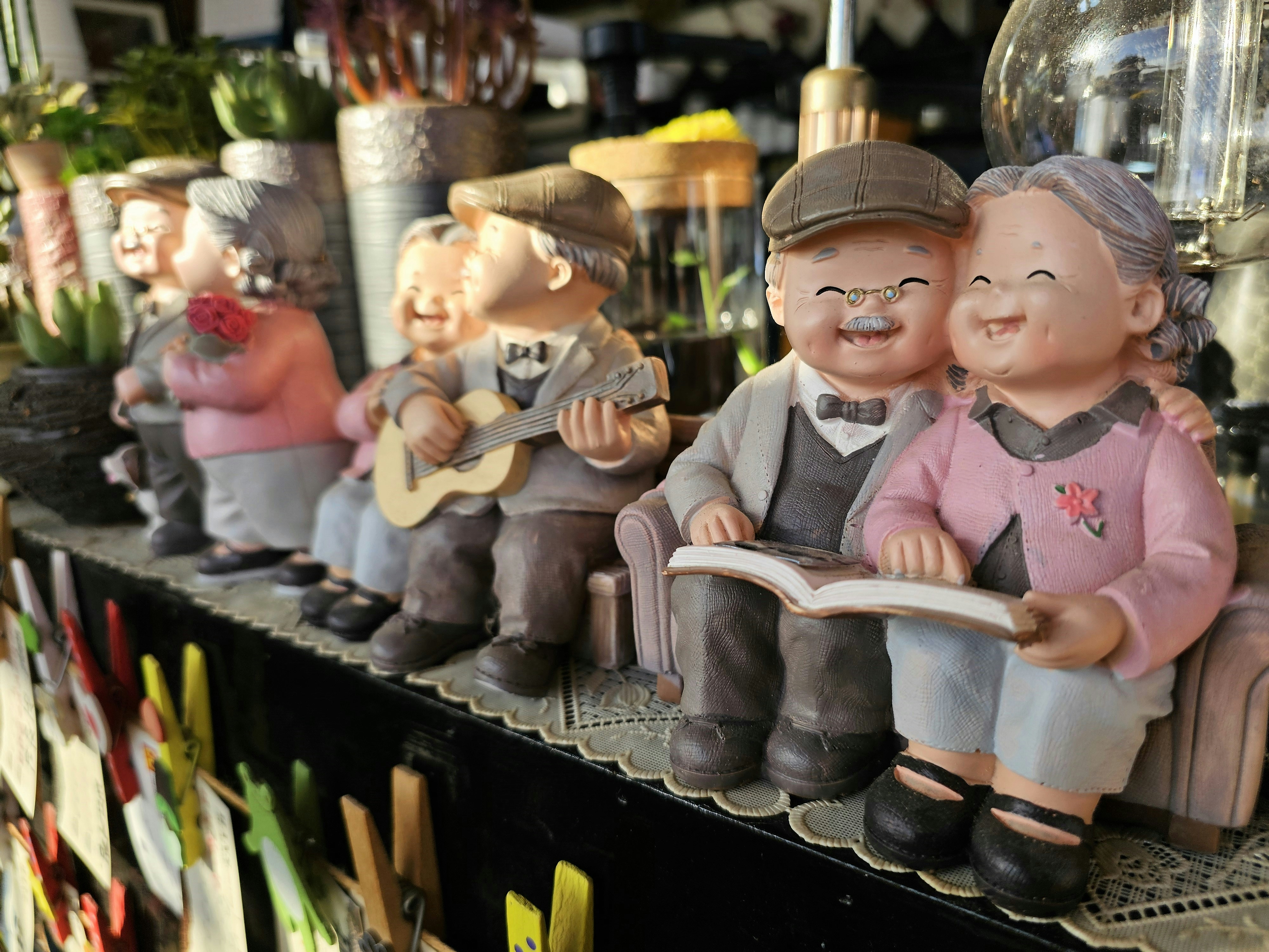 Eine Reihe kleiner Figuren, die auf einem Regal sitzen