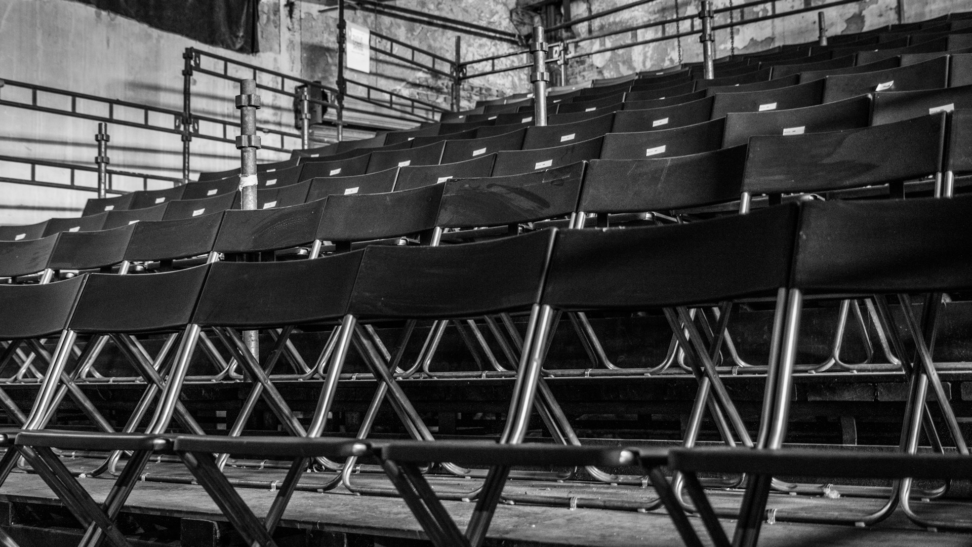 A row of empty chairs sitting next to each other