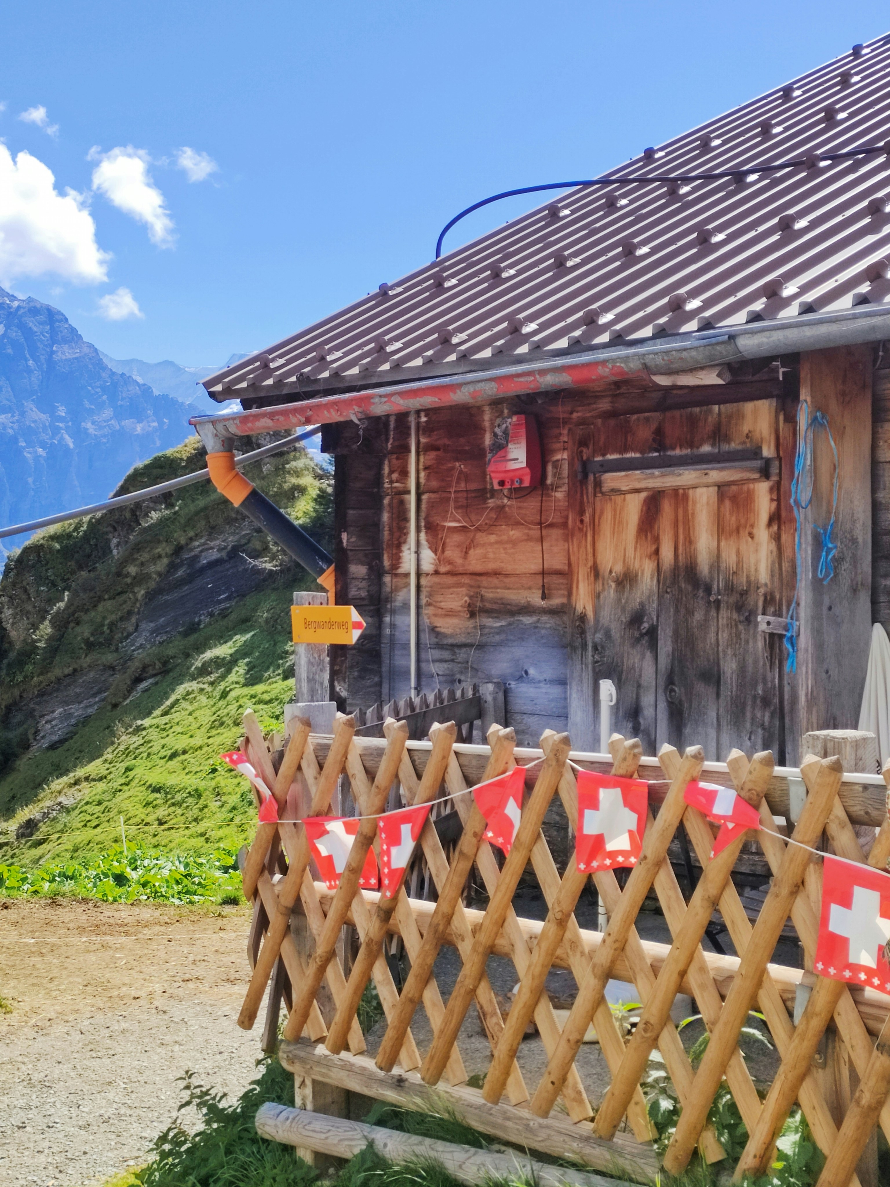Une maison en bois entourée d’une clôture