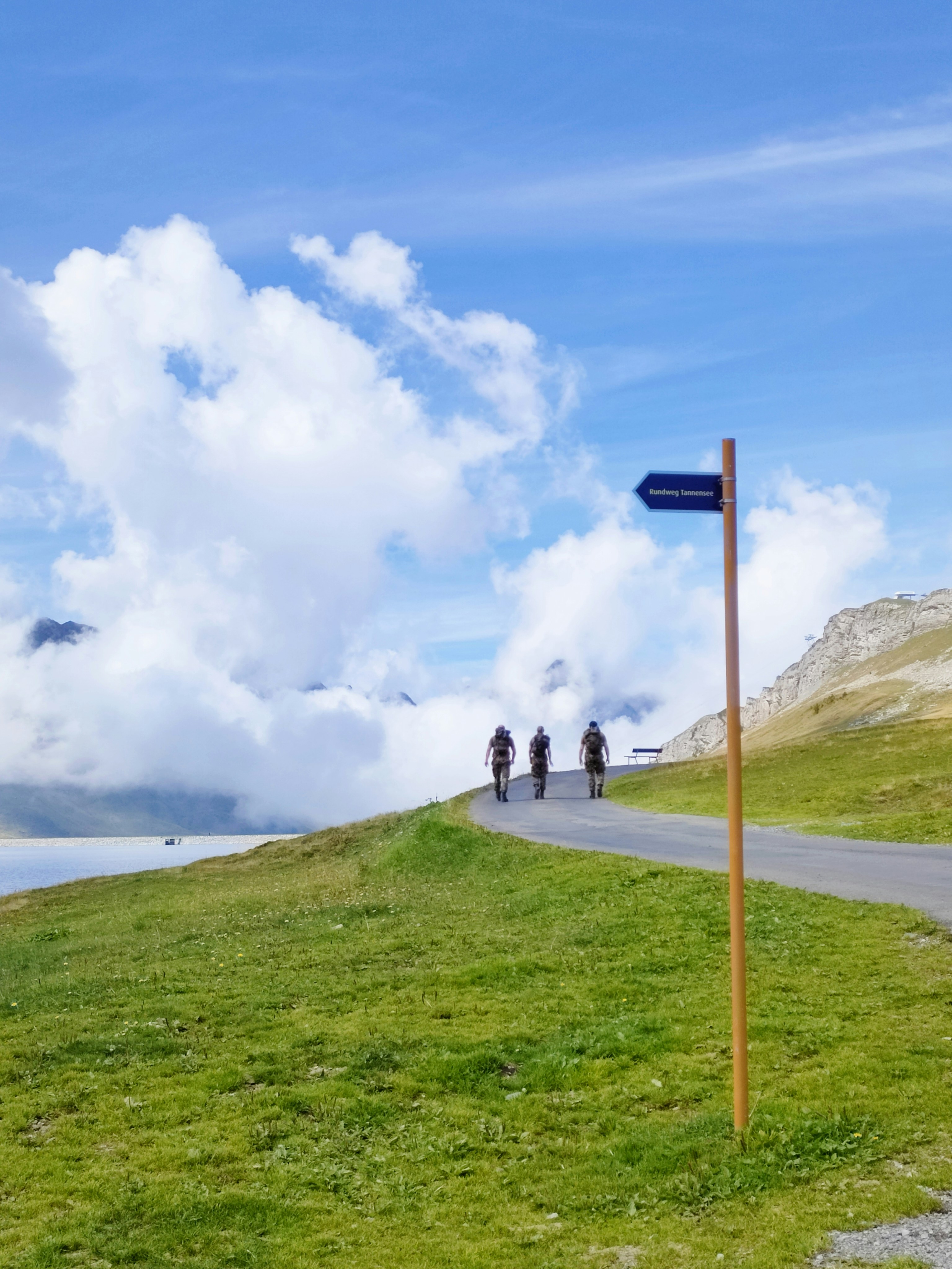 Un groupe de personnes à vélo sur une route