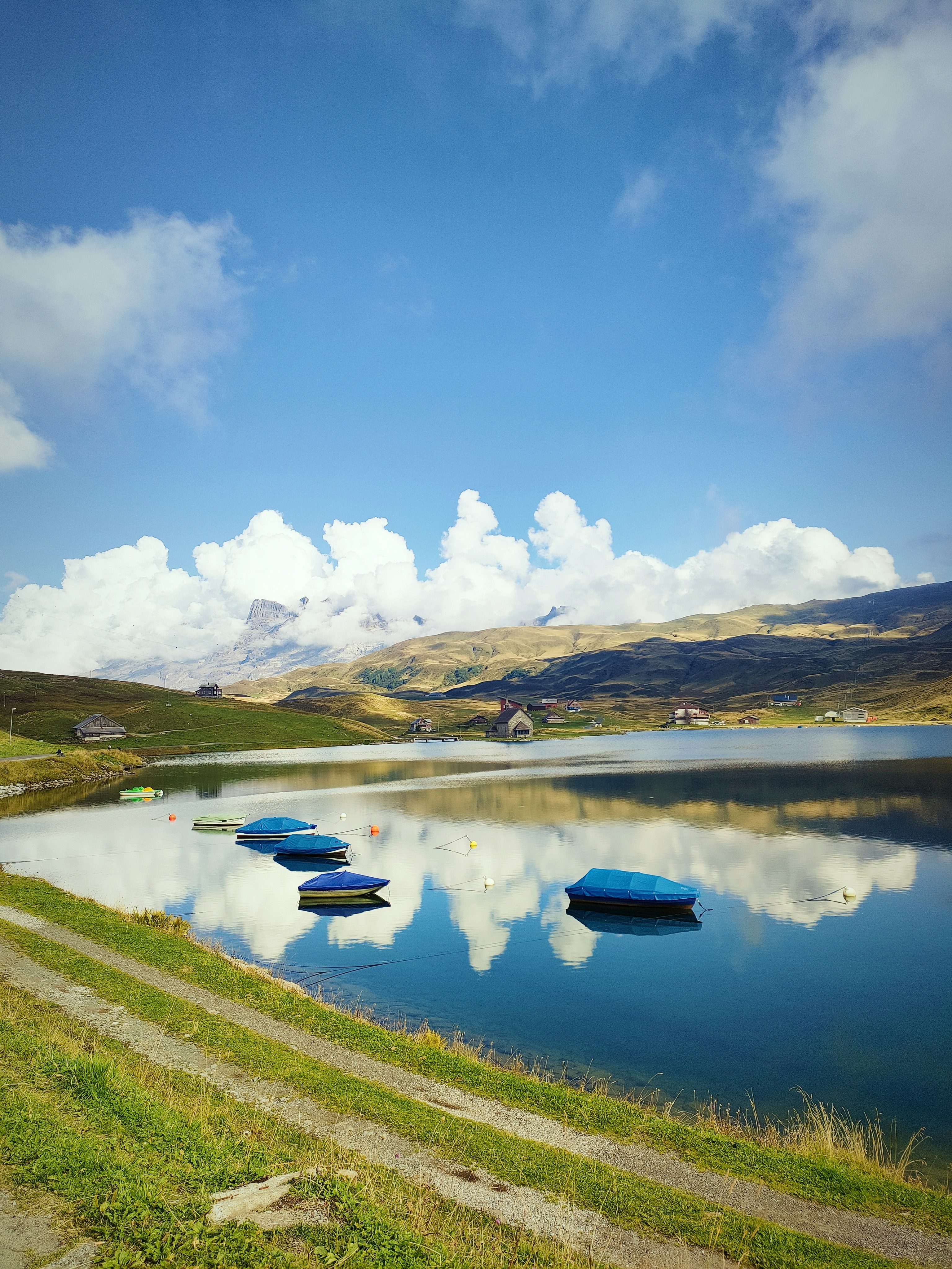 Un plan d’eau entouré d’une colline verdoyante