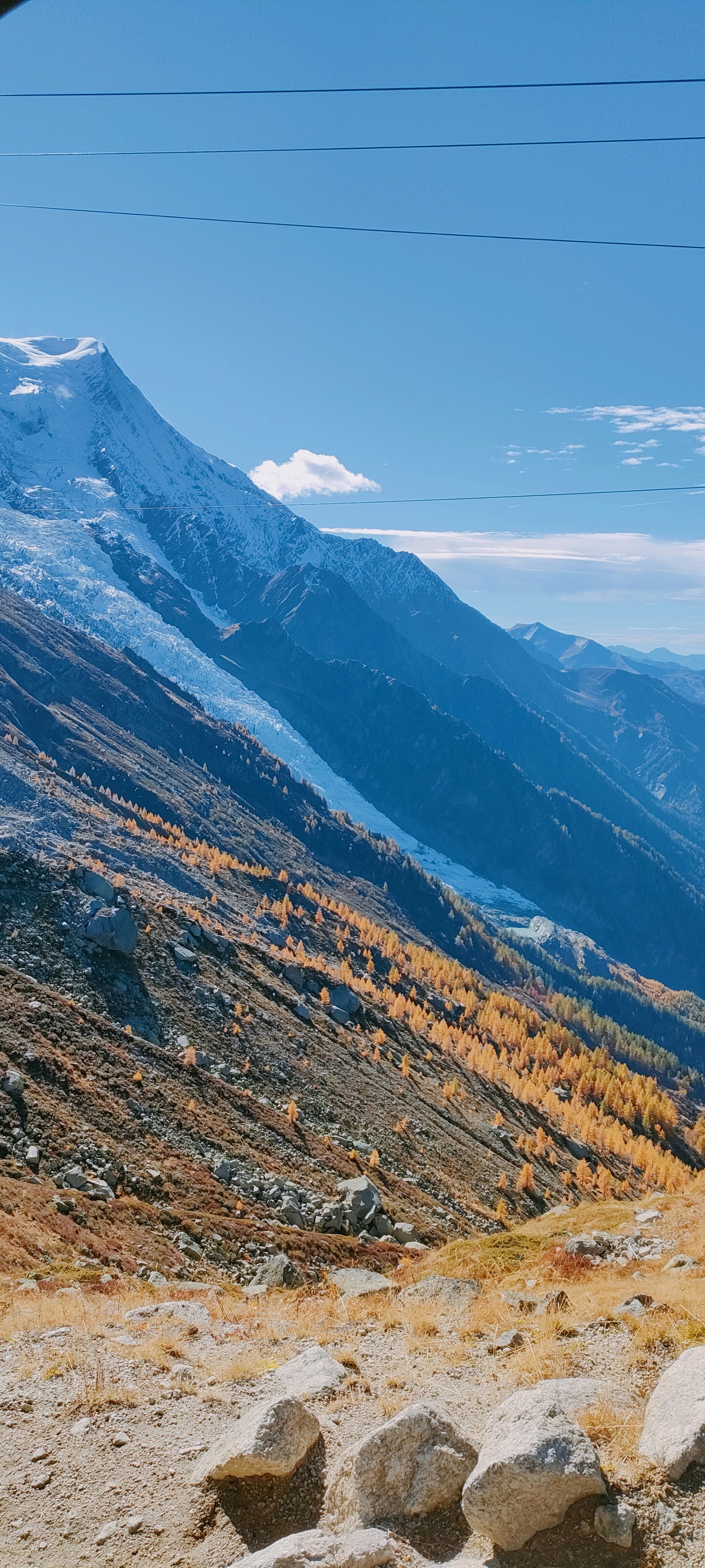 Une vue d’une chaîne de montagnes avec de la neige sur les montagnes