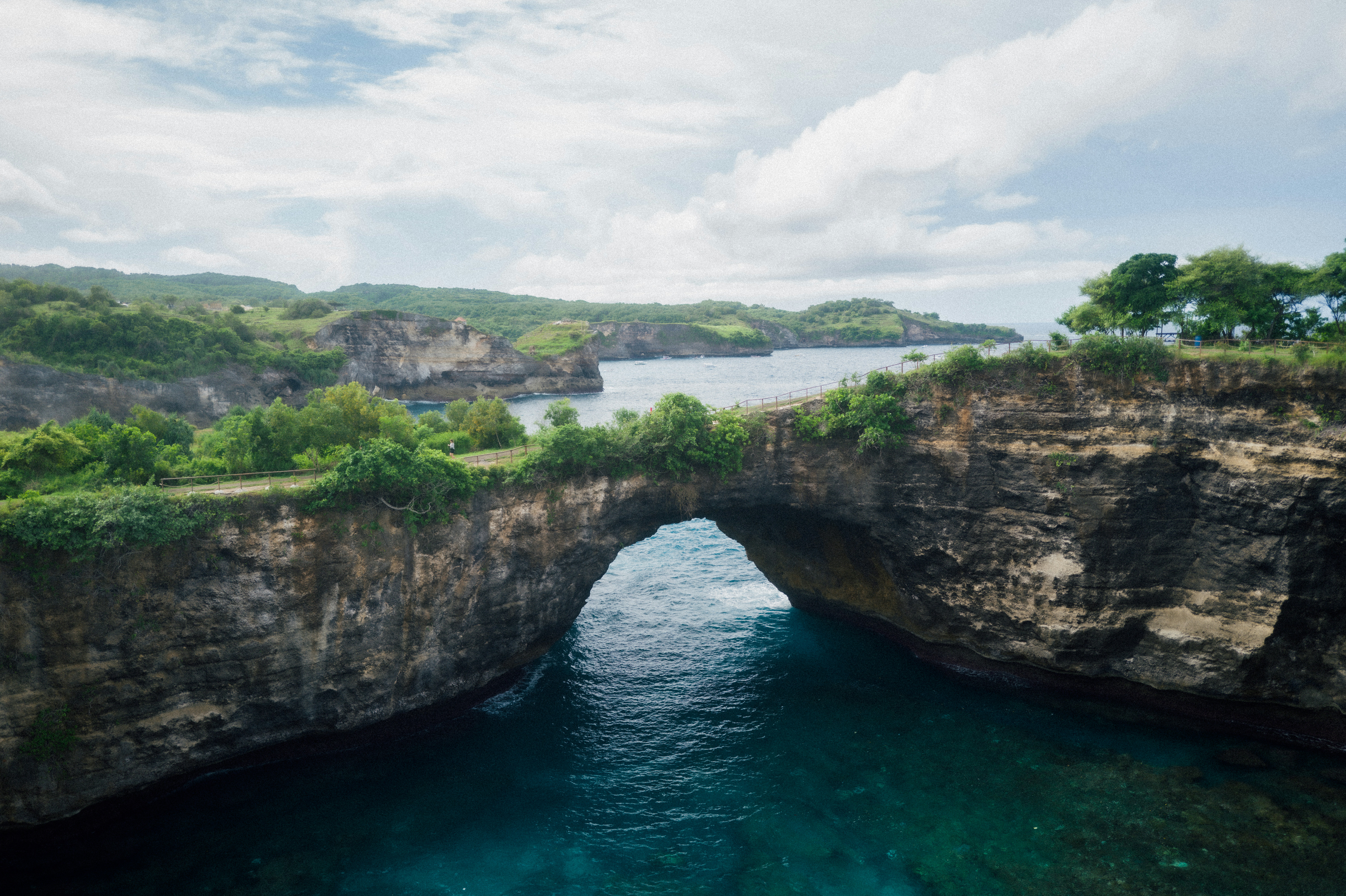 Ein großes Gewässer mit einer Brücke darüber