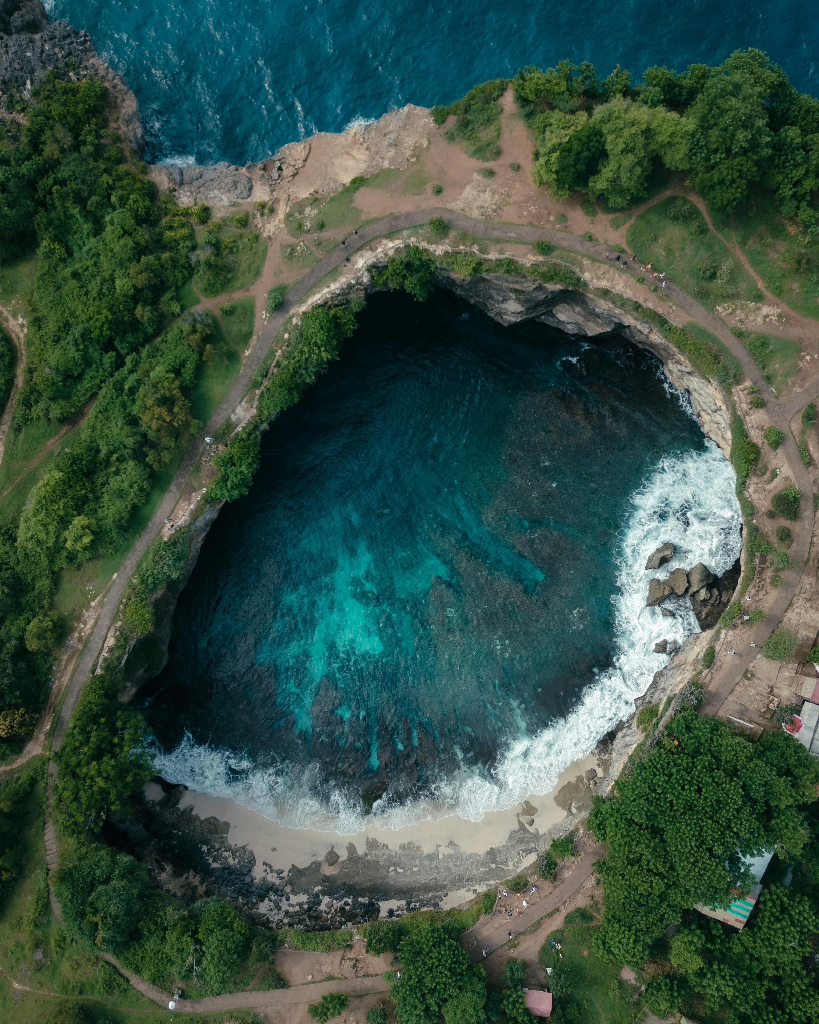 Eine Luftaufnahme eines großen Gewässers