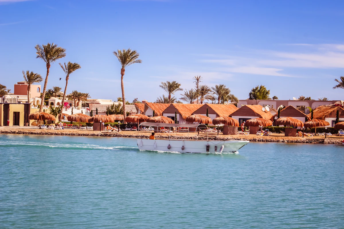 قارب صغير قرب شاطئ في مصر