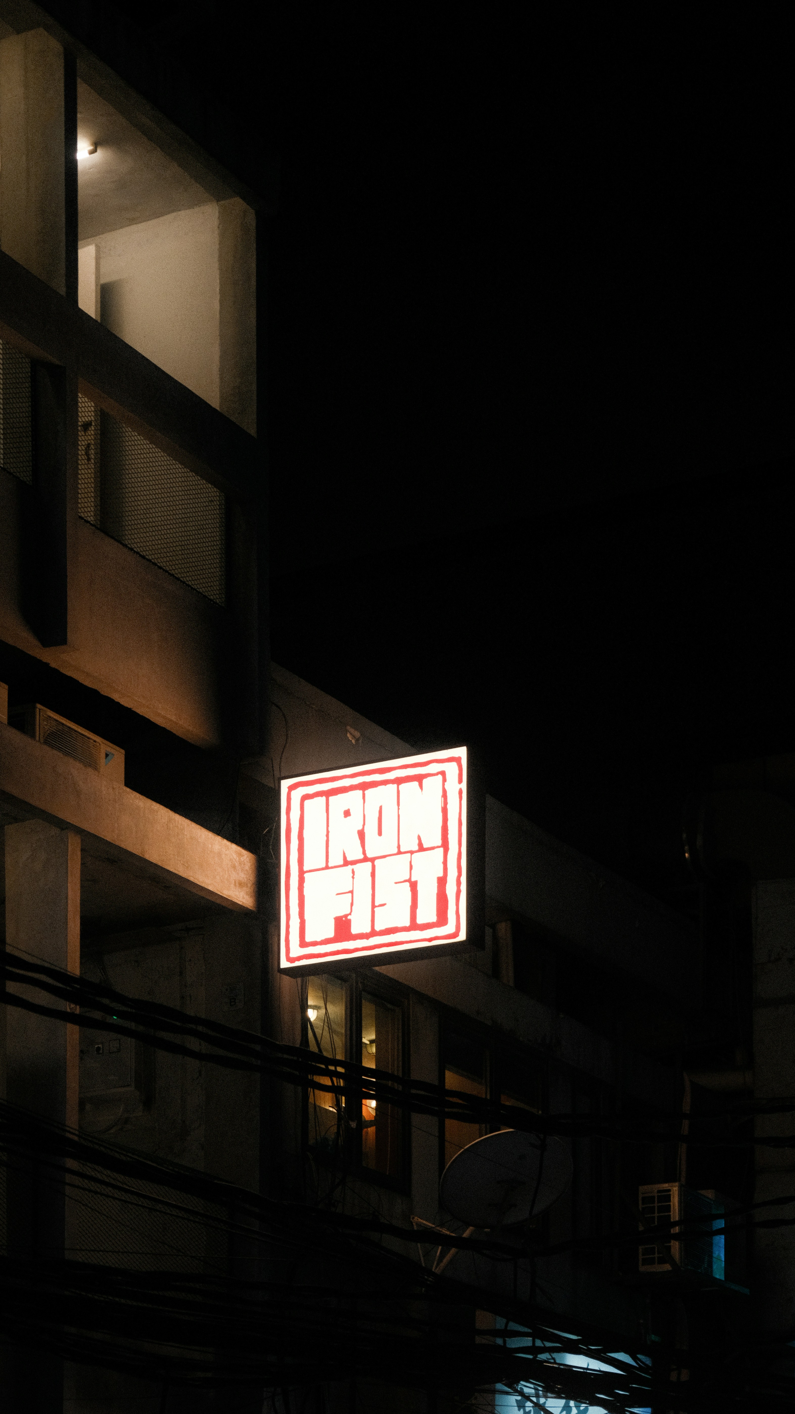 What time do bars and clubs open and close in Makassar?