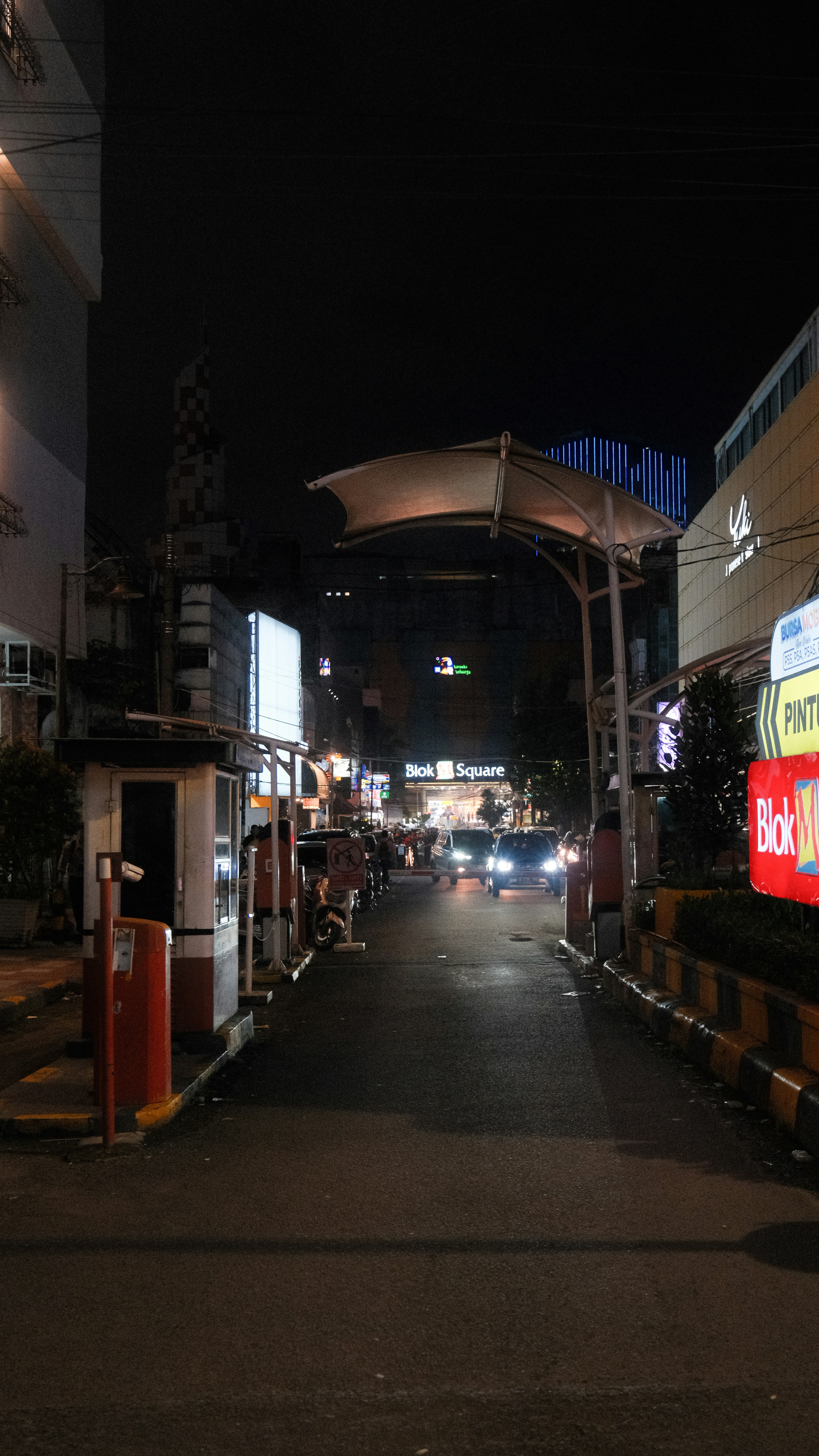 Live Music Venues & Local Sounds
