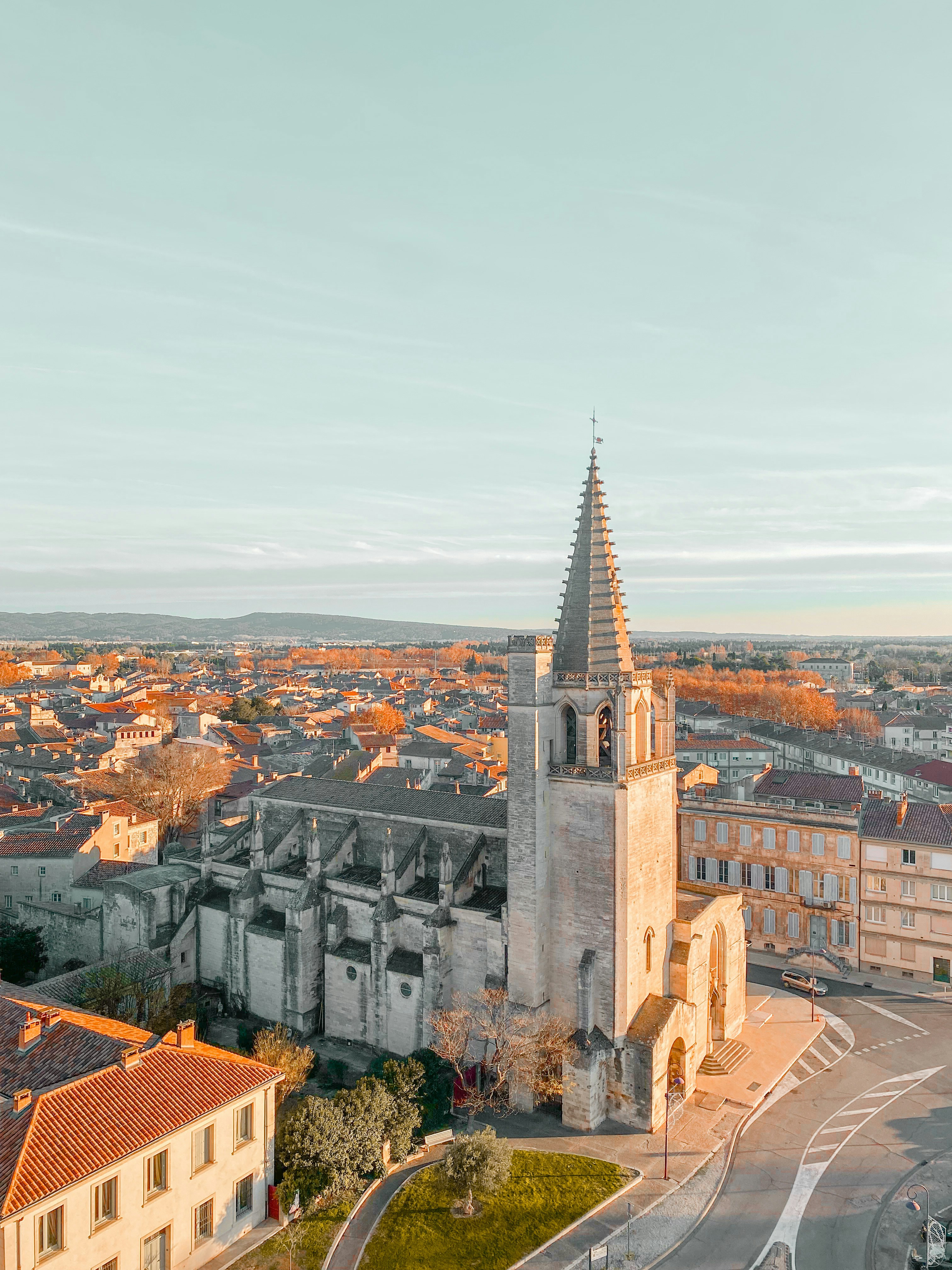Eine Luftaufnahme einer Stadt mit einem Uhrturm