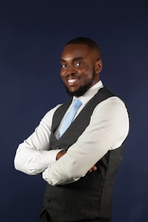 A man in a suit and tie posing for a picture