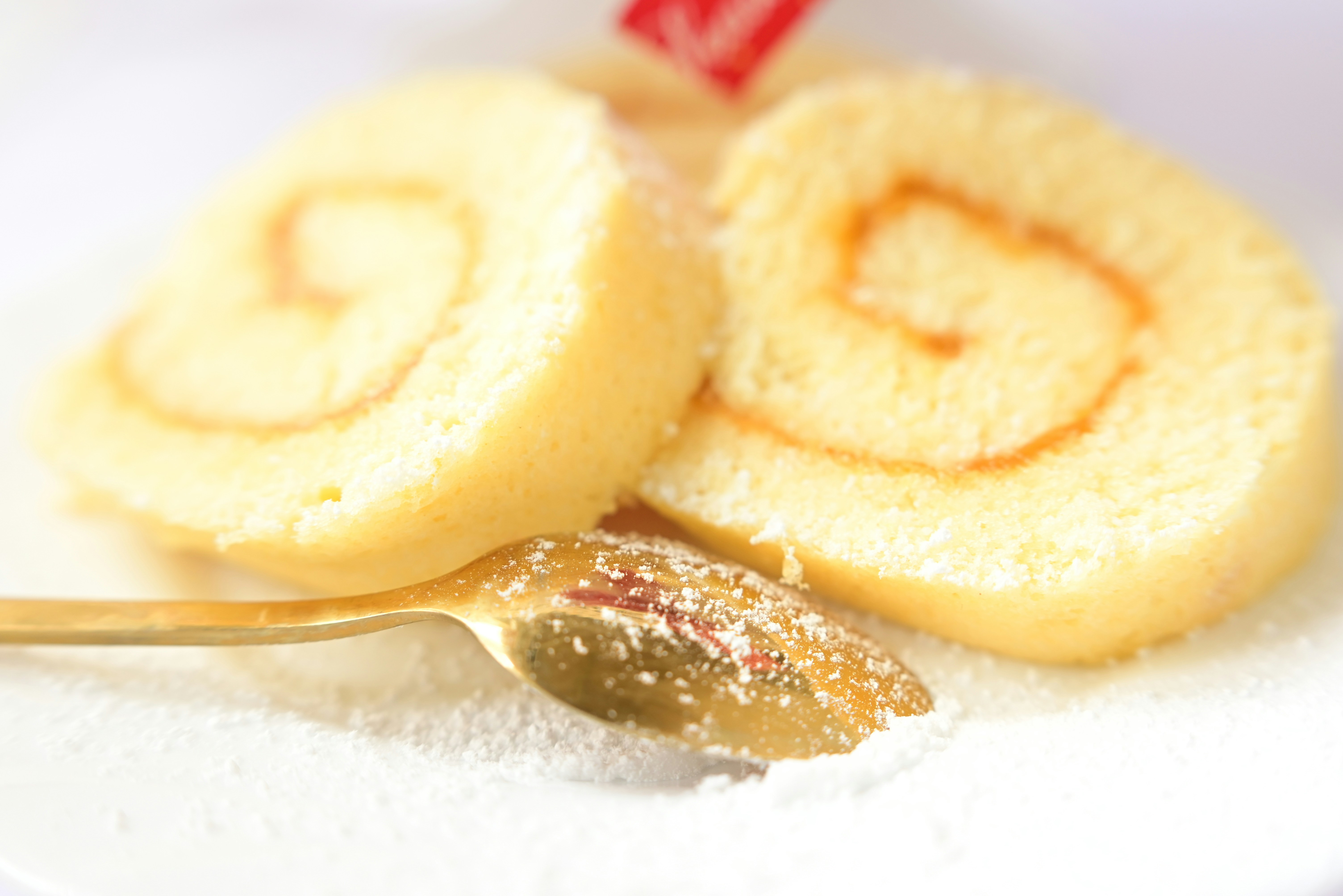 Nahaufnahme eines Tellers mit Essen mit einem Löffel