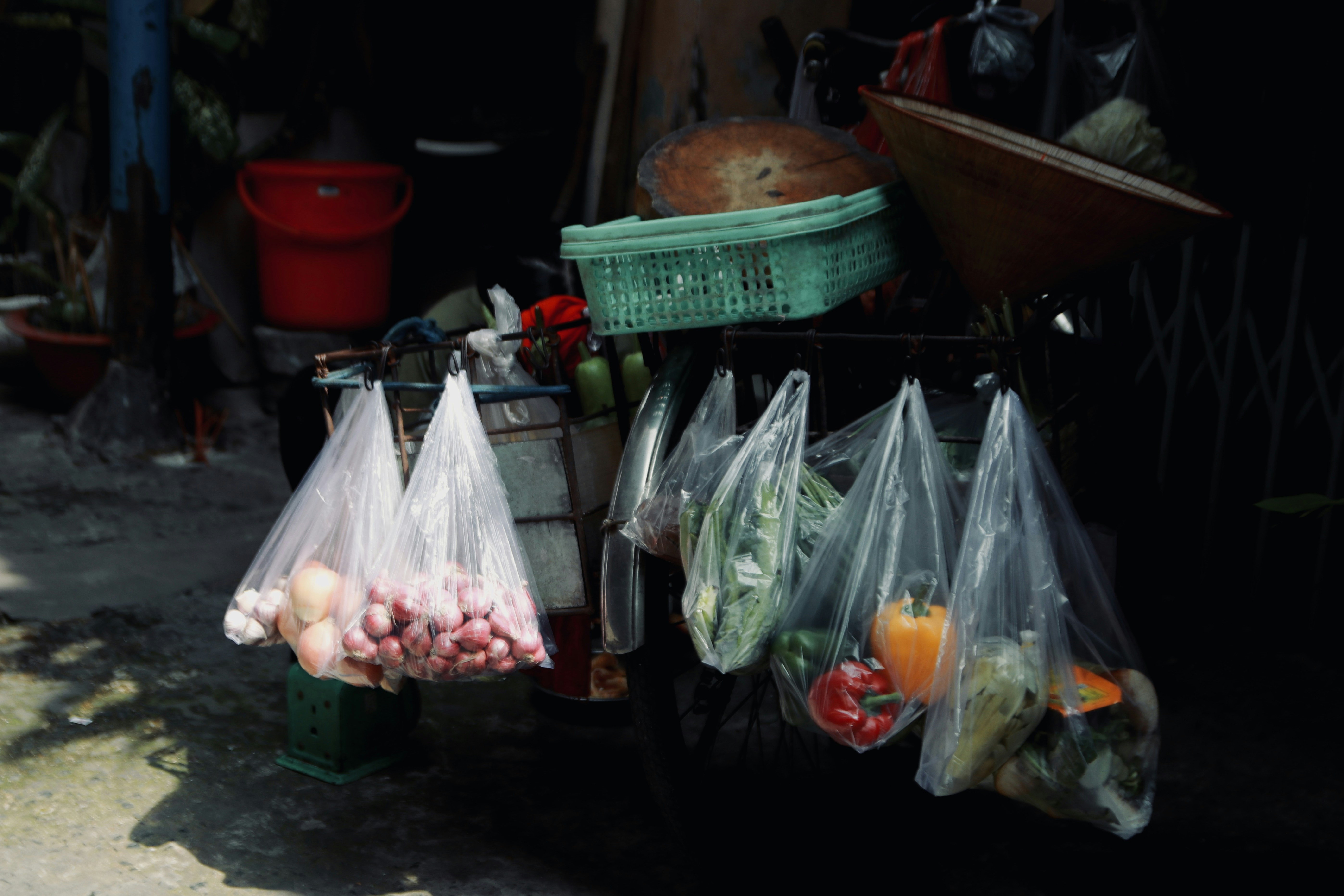"mưu sinh" - make a living