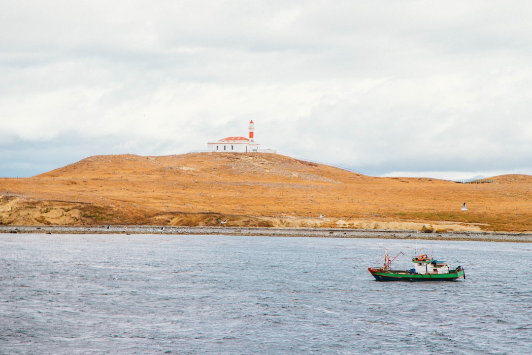 Plataforma de acreditación documental para contratistas salmoneros: embarcación de trabajo en bahía patagónica