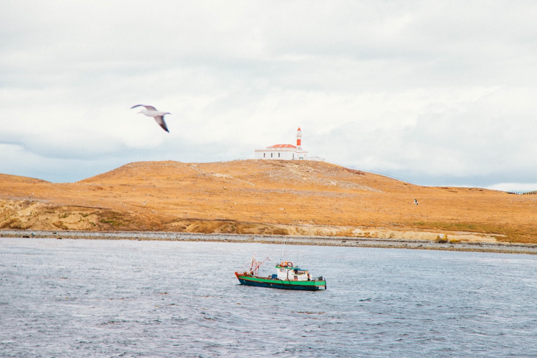 Bote de trabajo en los canales patagónicos de la industria salmonera chilena