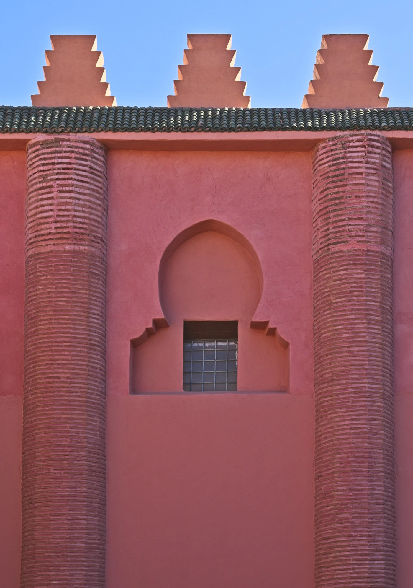 Façade contemporaine de ryad marrakchi, murs en tadelakt ocre, fenêtre en retrait — projet immobilier ALAQ