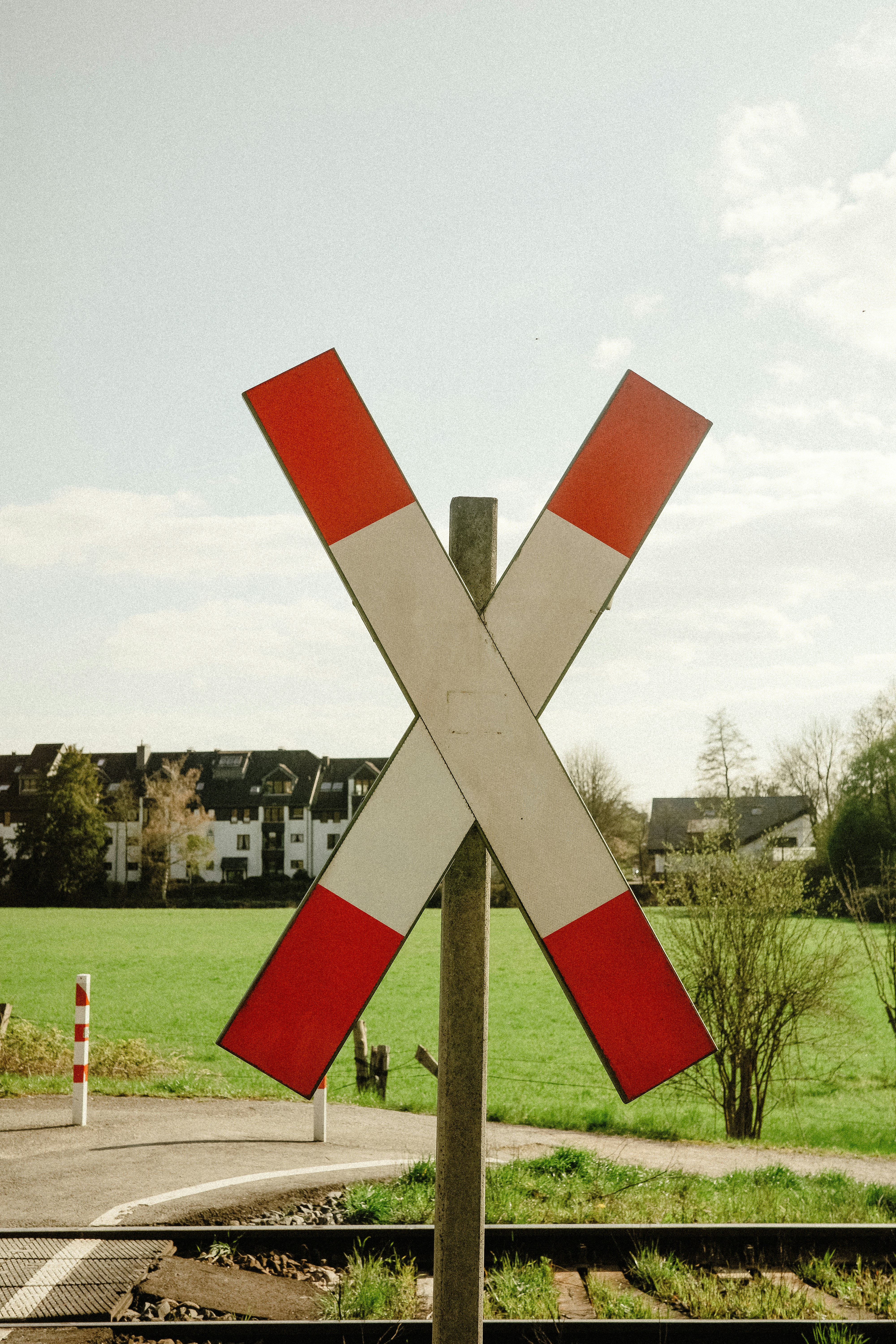 Un letrero rojo y blanco al costado de una carretera
