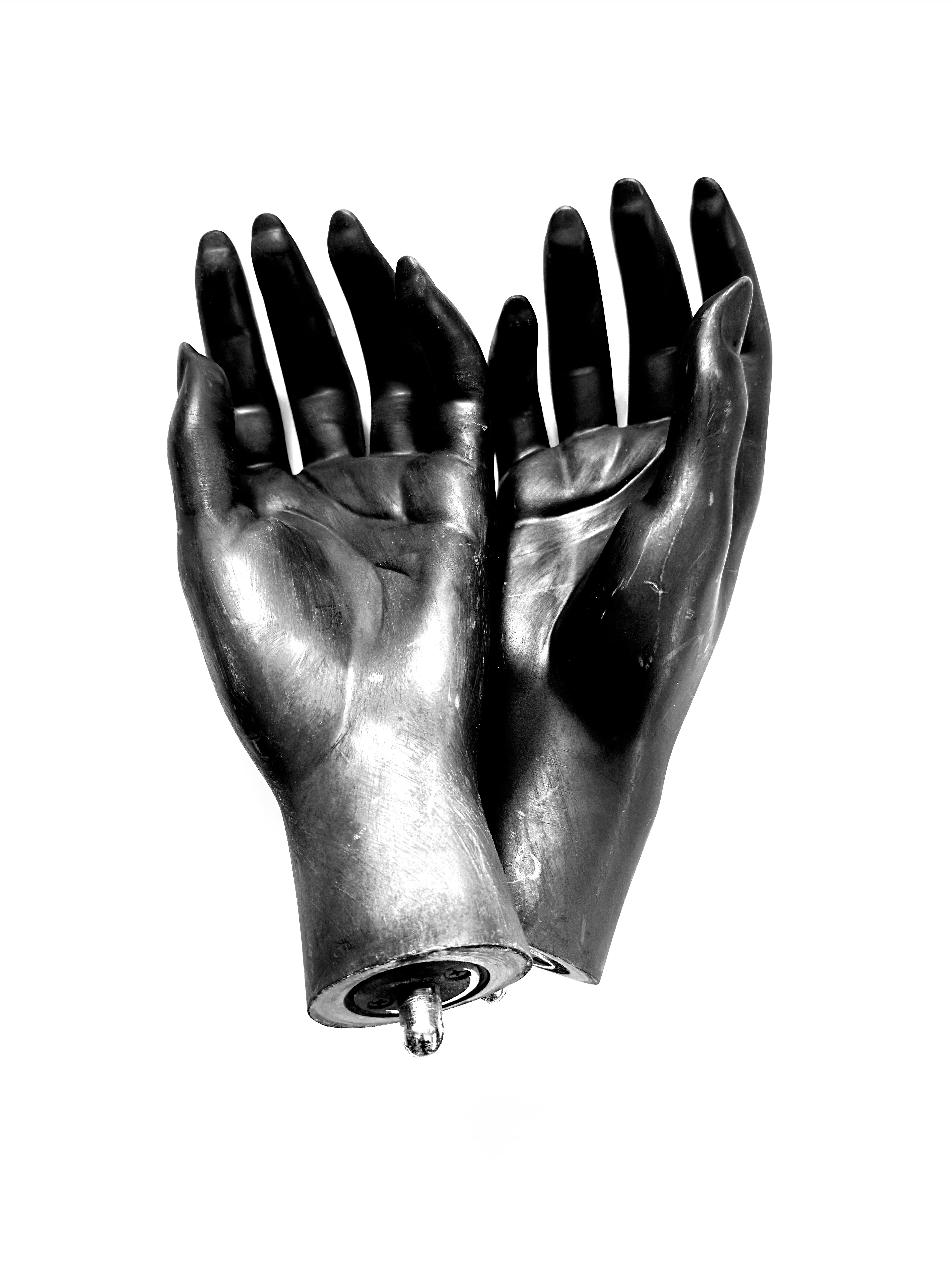 Uma foto em preto e branco de um par de luvas