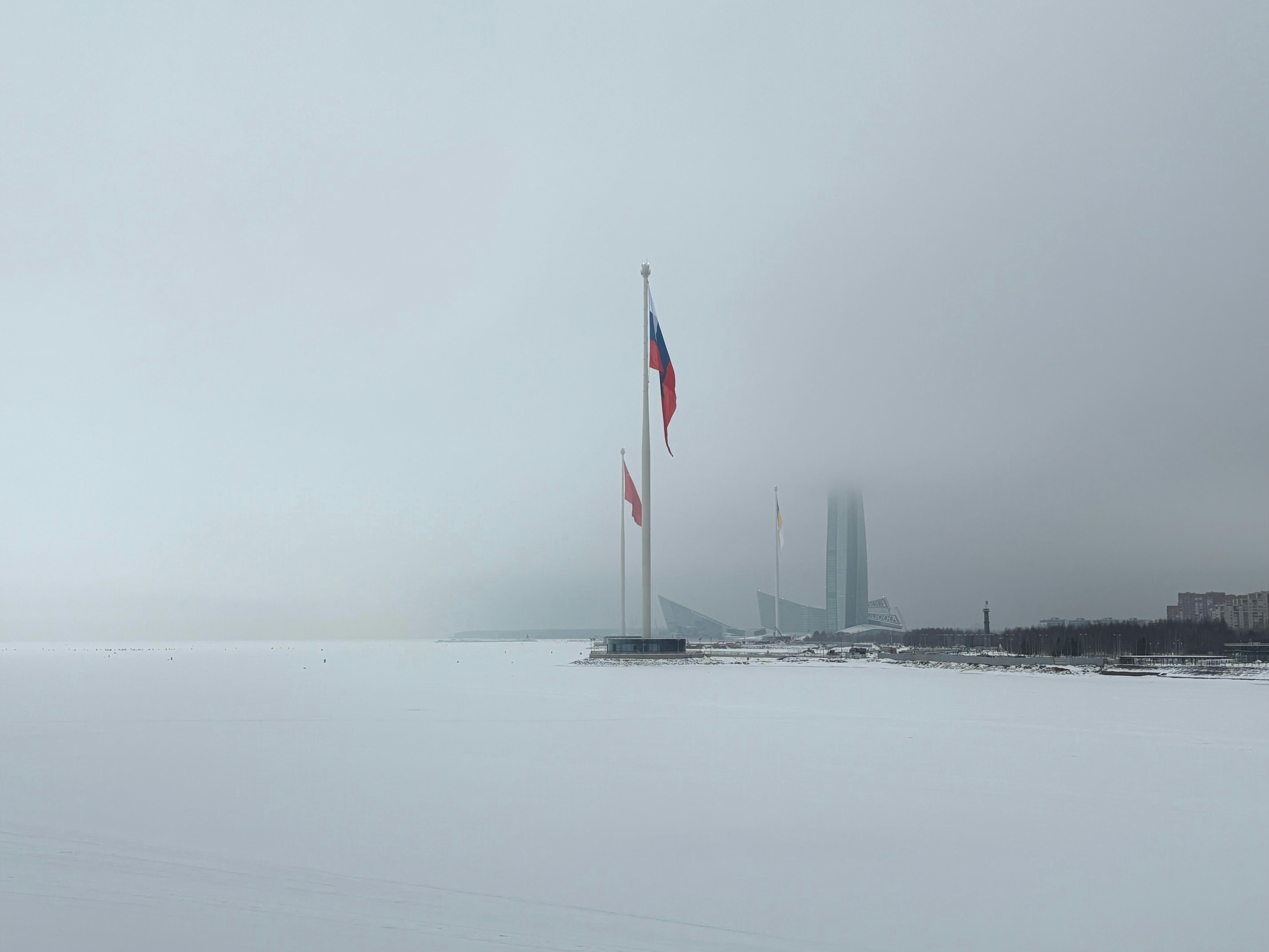 雪に覆われた大きな水域