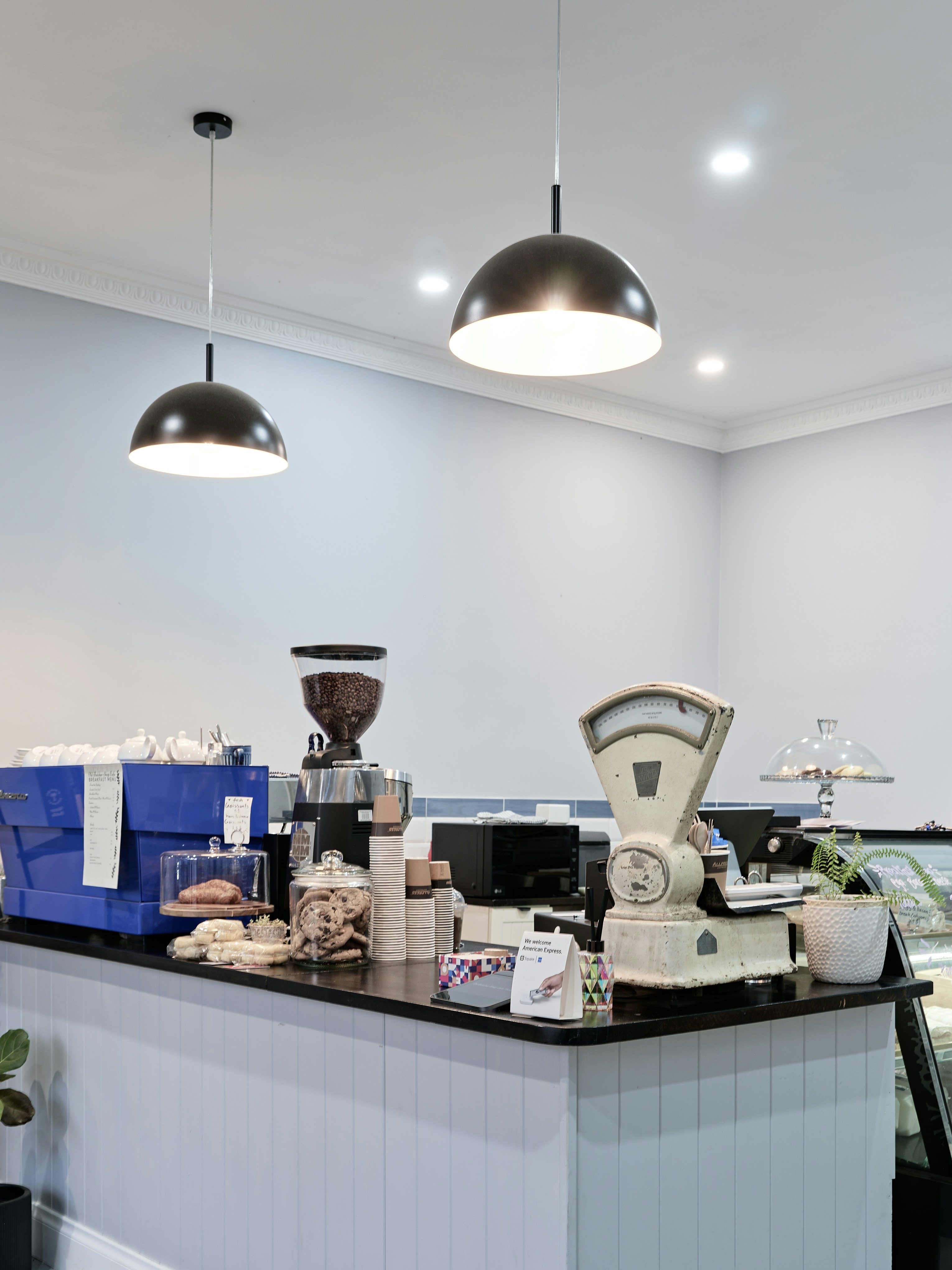 Una cafetería con mostrador y luces