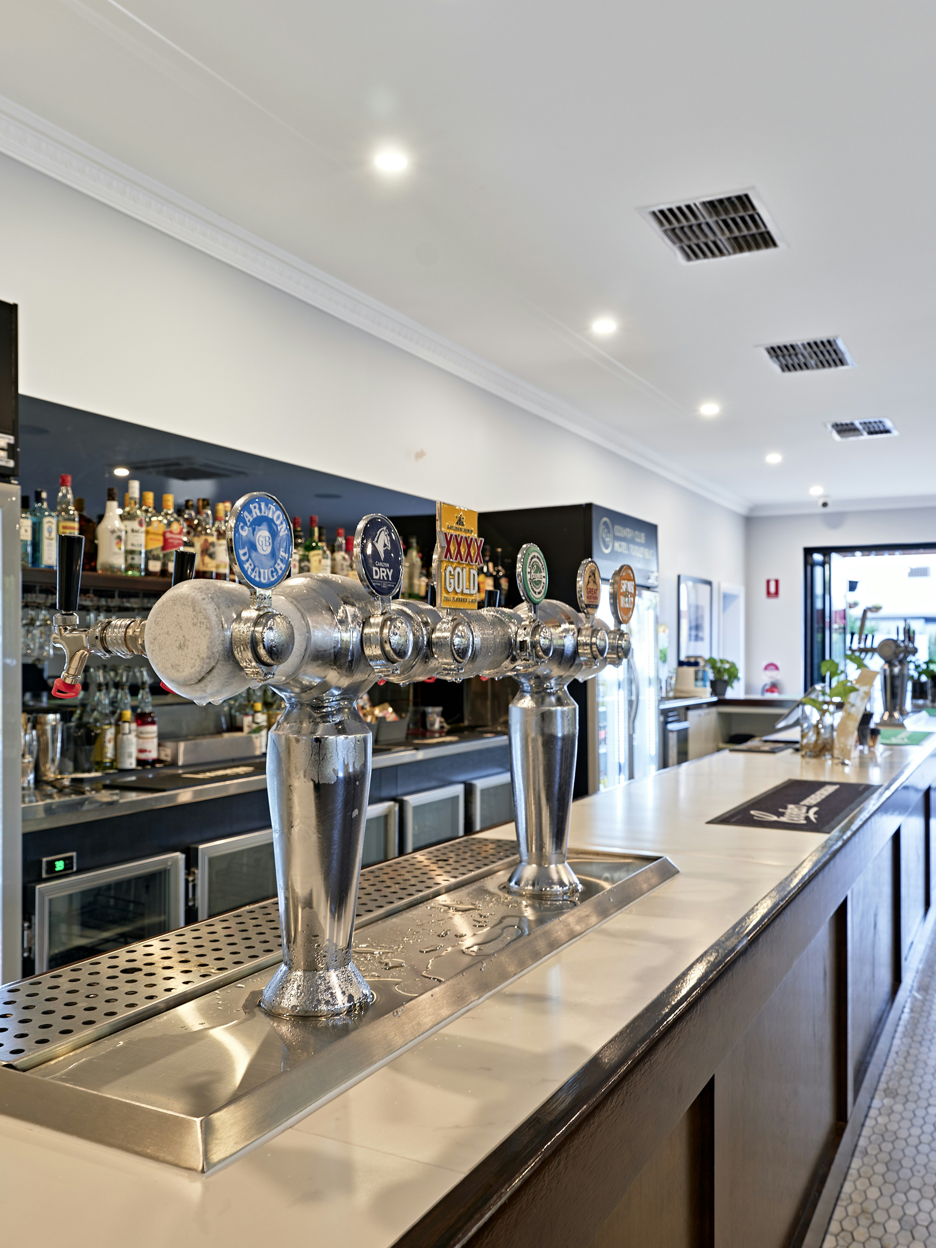 Un bar con un montón de botellas