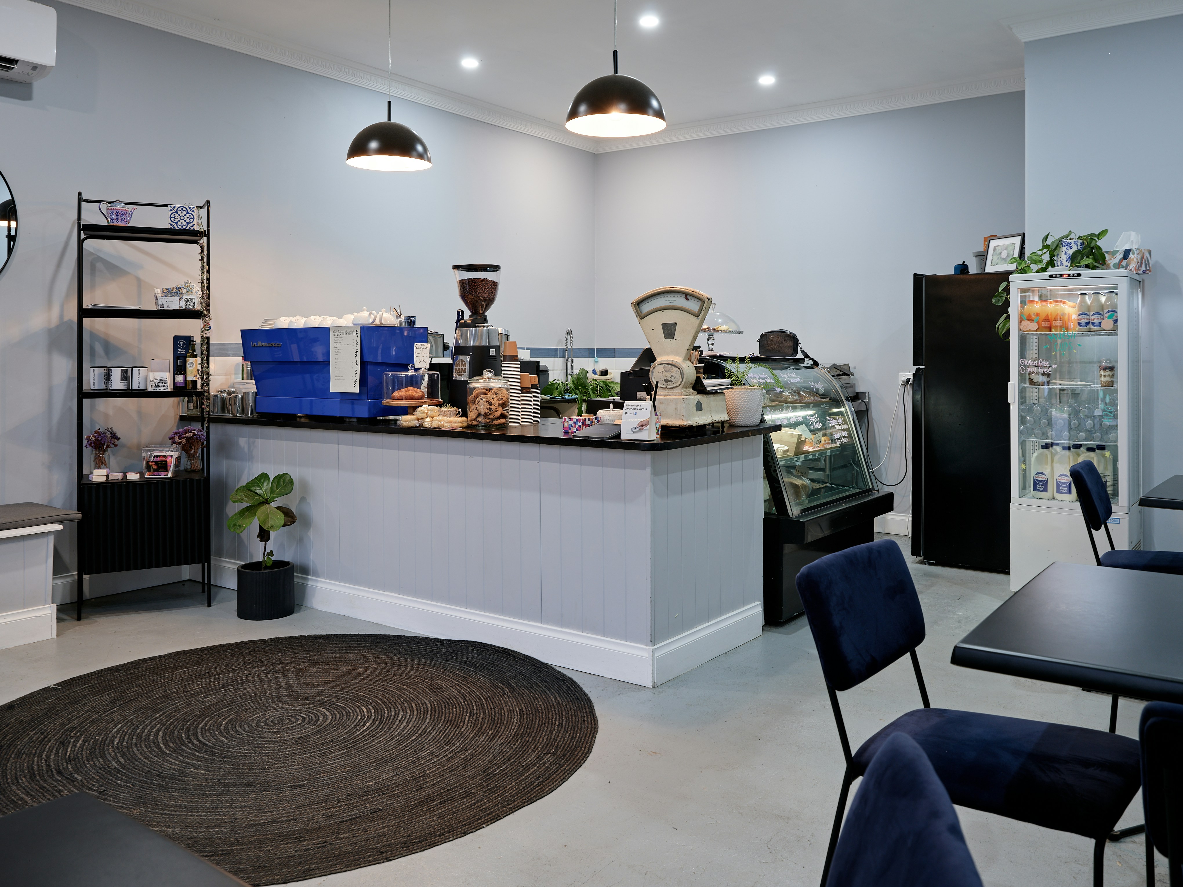 Una habitación llena de mesas y sillas