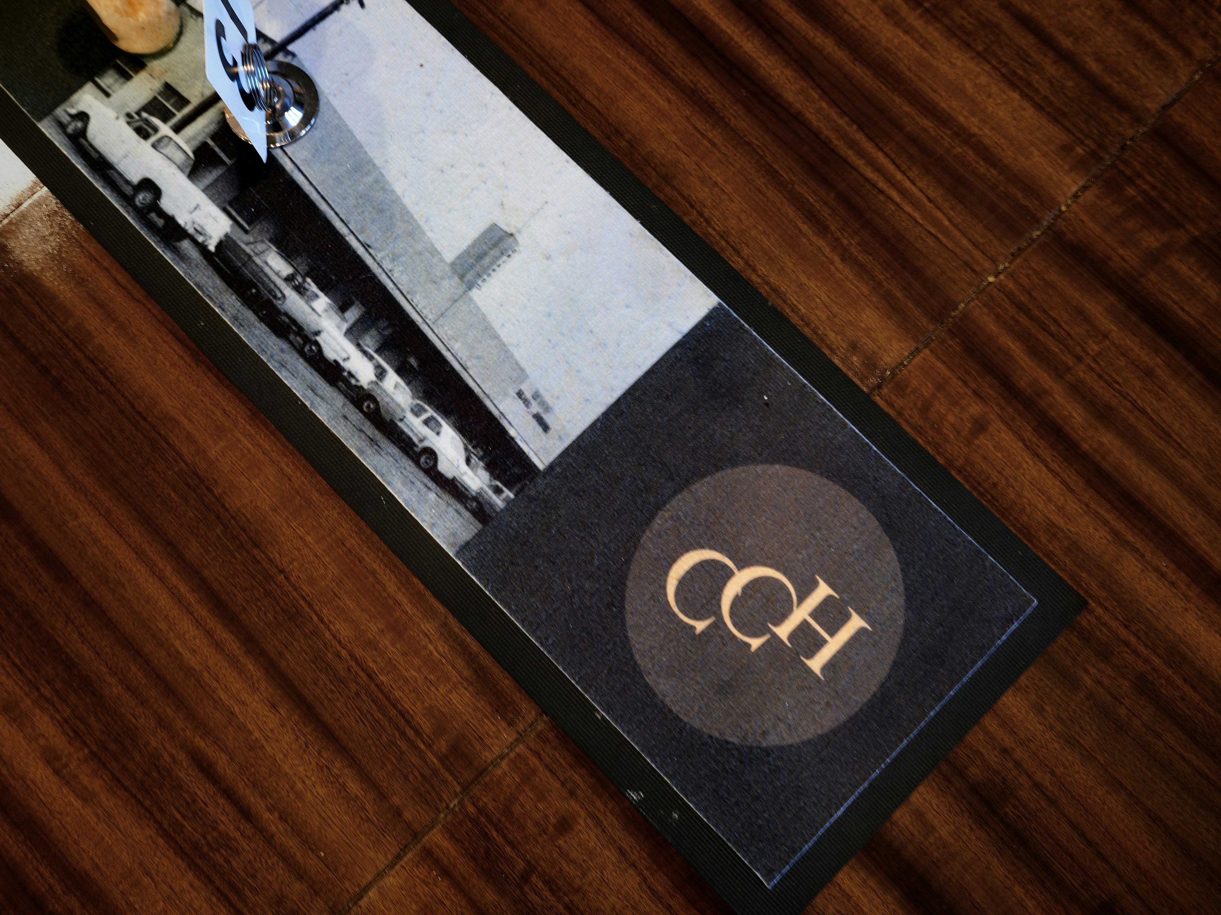 Una mesa de madera con un teléfono celular