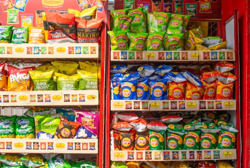 Uma mercearia cheia de comida