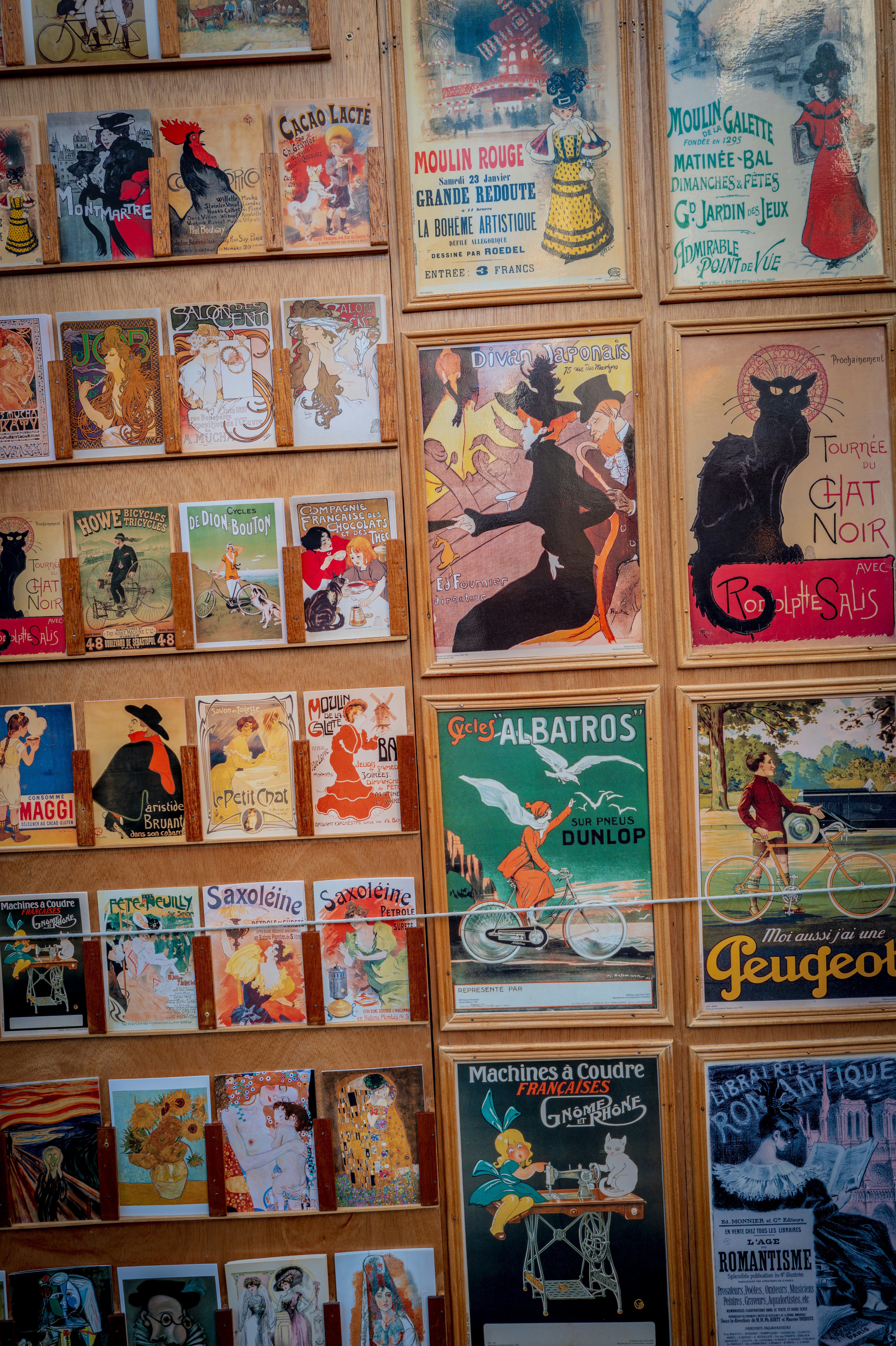 vintage wallpaper closet, wallpaper, Vintage Bar Stools for Walk-in Closets 4