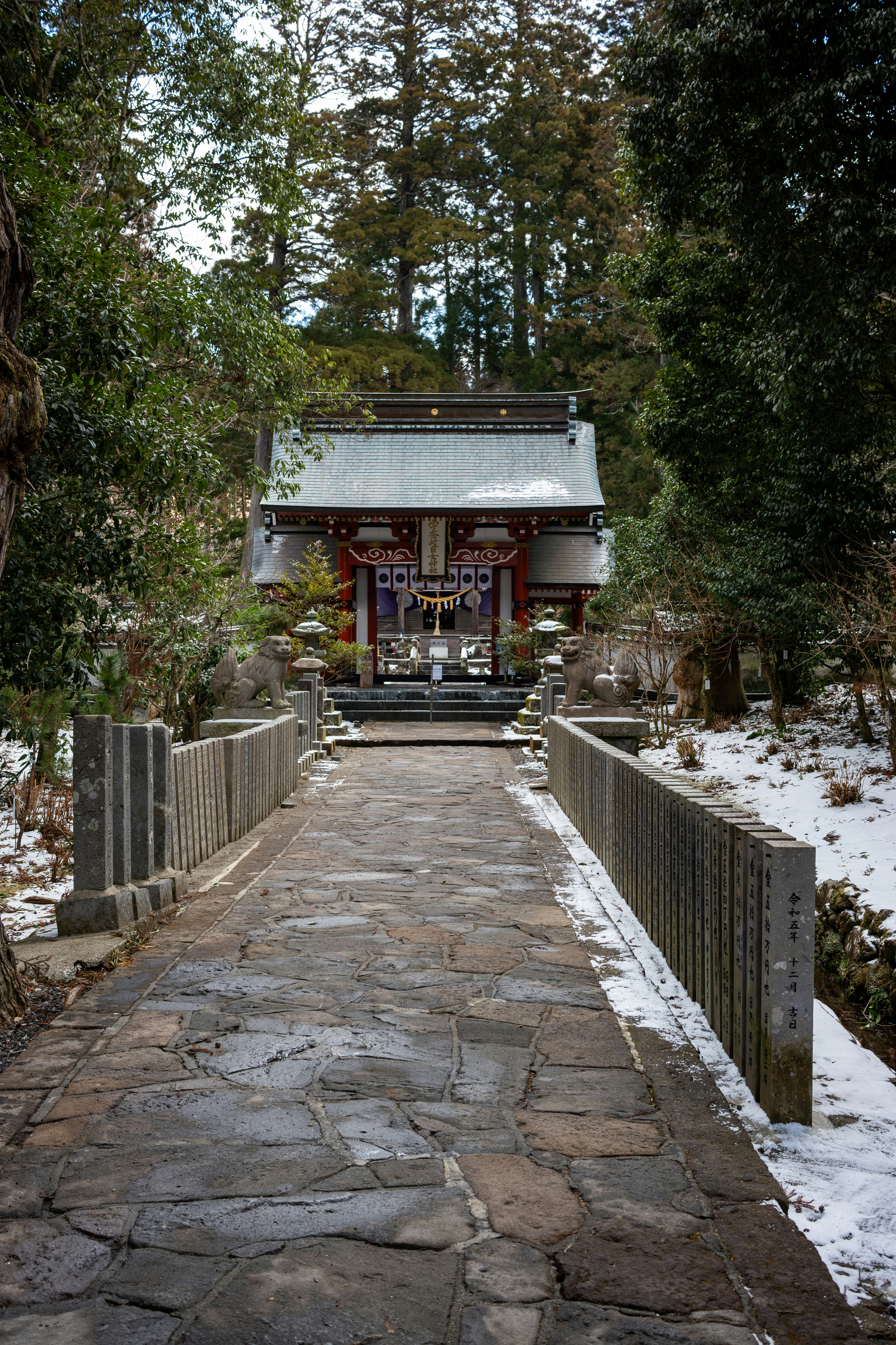 森の中の小さな神社に通じる遊歩道の写真 – Unsplashの建物の