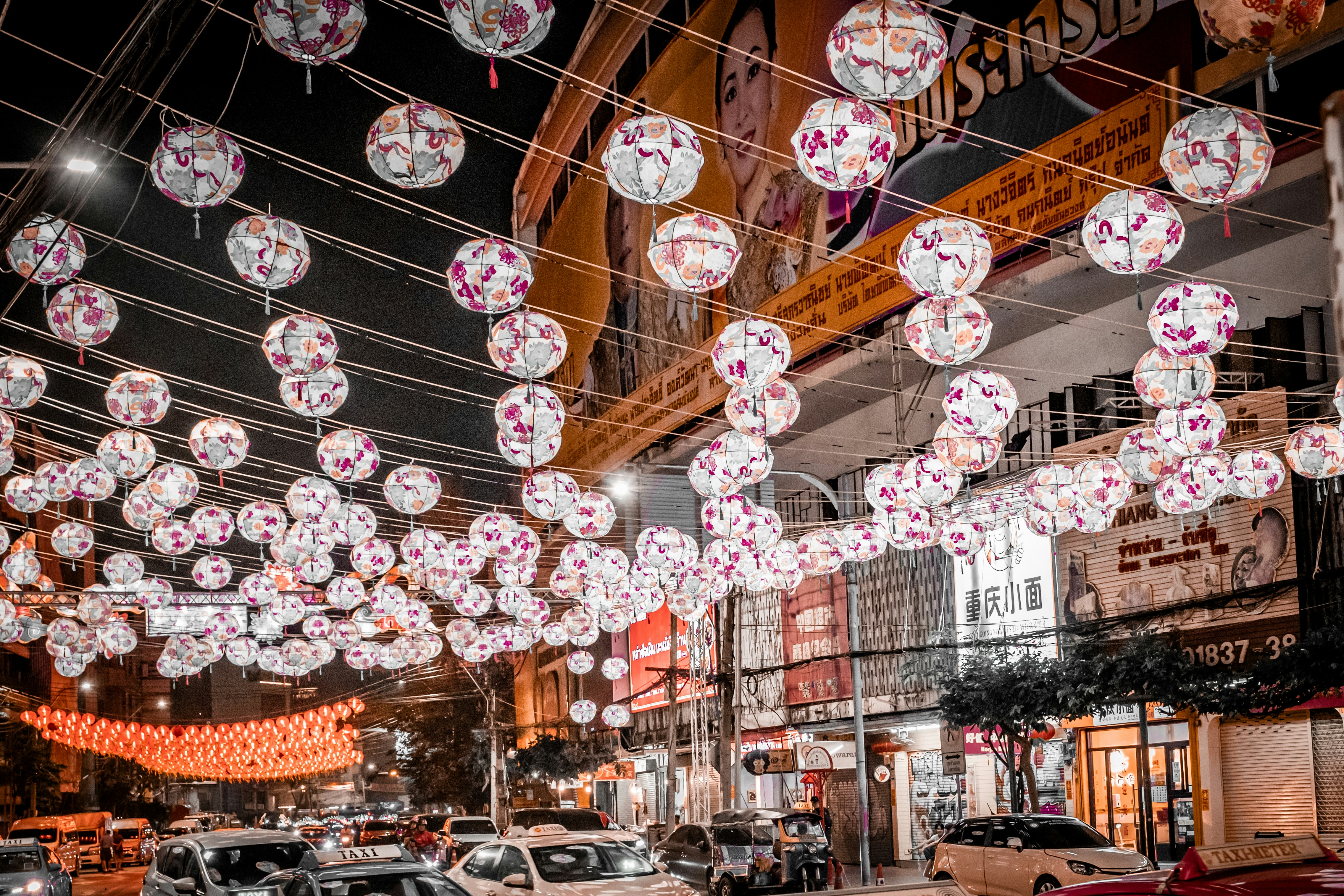 A bunch of lights hanging from the ceiling of a building