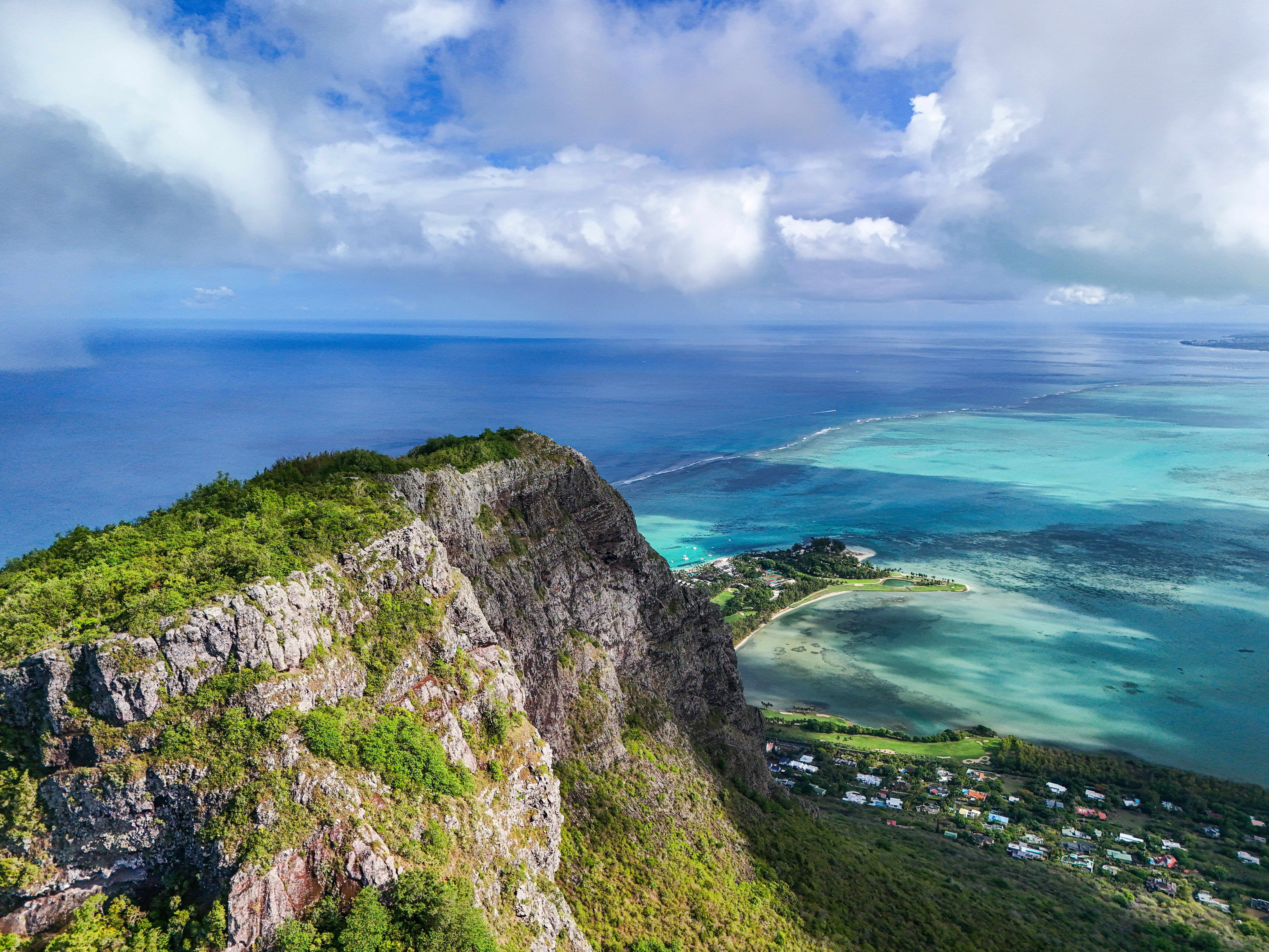 Aerial mountain forest 4k, ilustrasi artikel Elevate Your Desktop: Why Aerial Drone Shot Ultra HD 4K Wallpapers Are a Must-Have 9