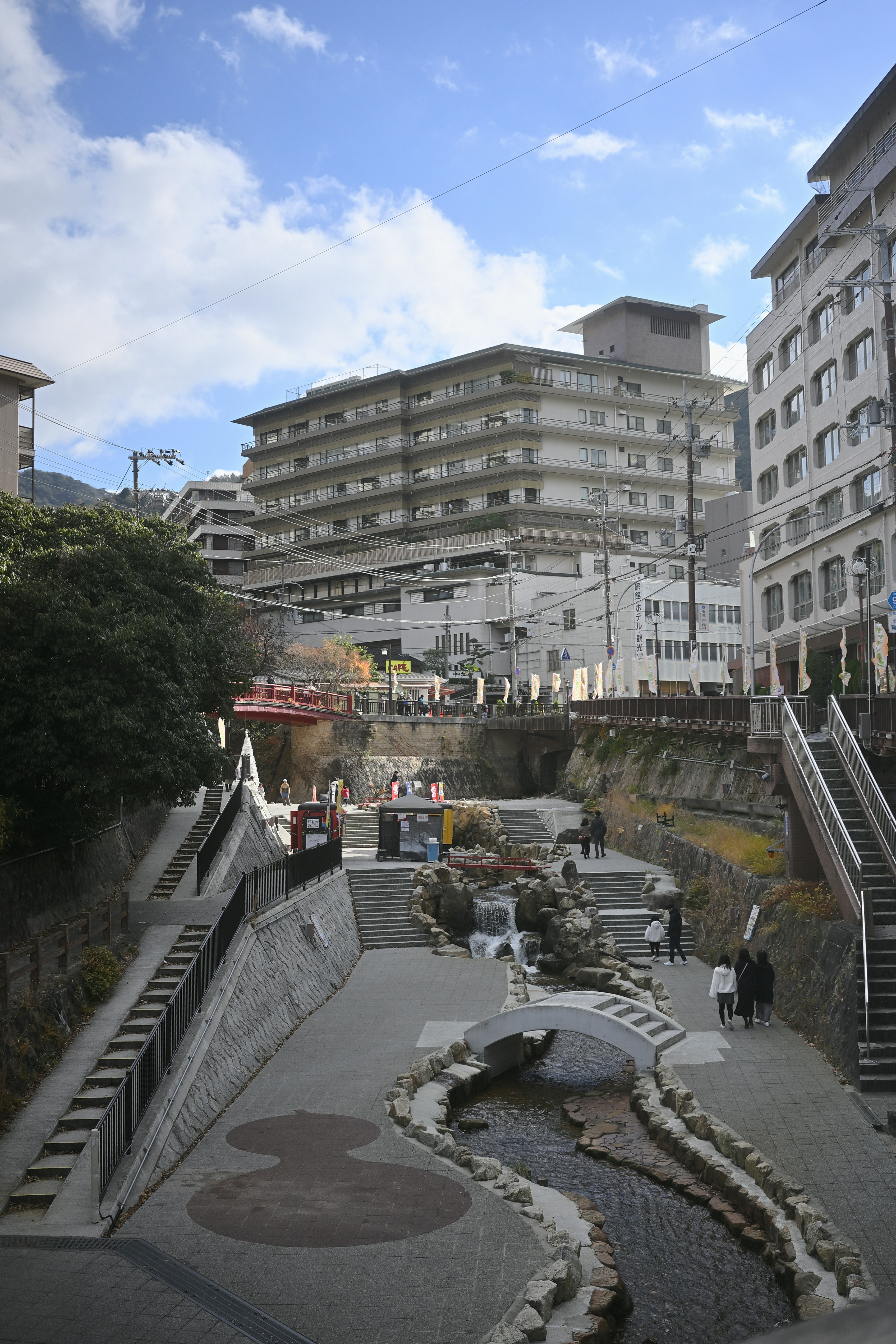 Eine Gruppe von Menschen geht eine Straße neben hohen Gebäuden entlang