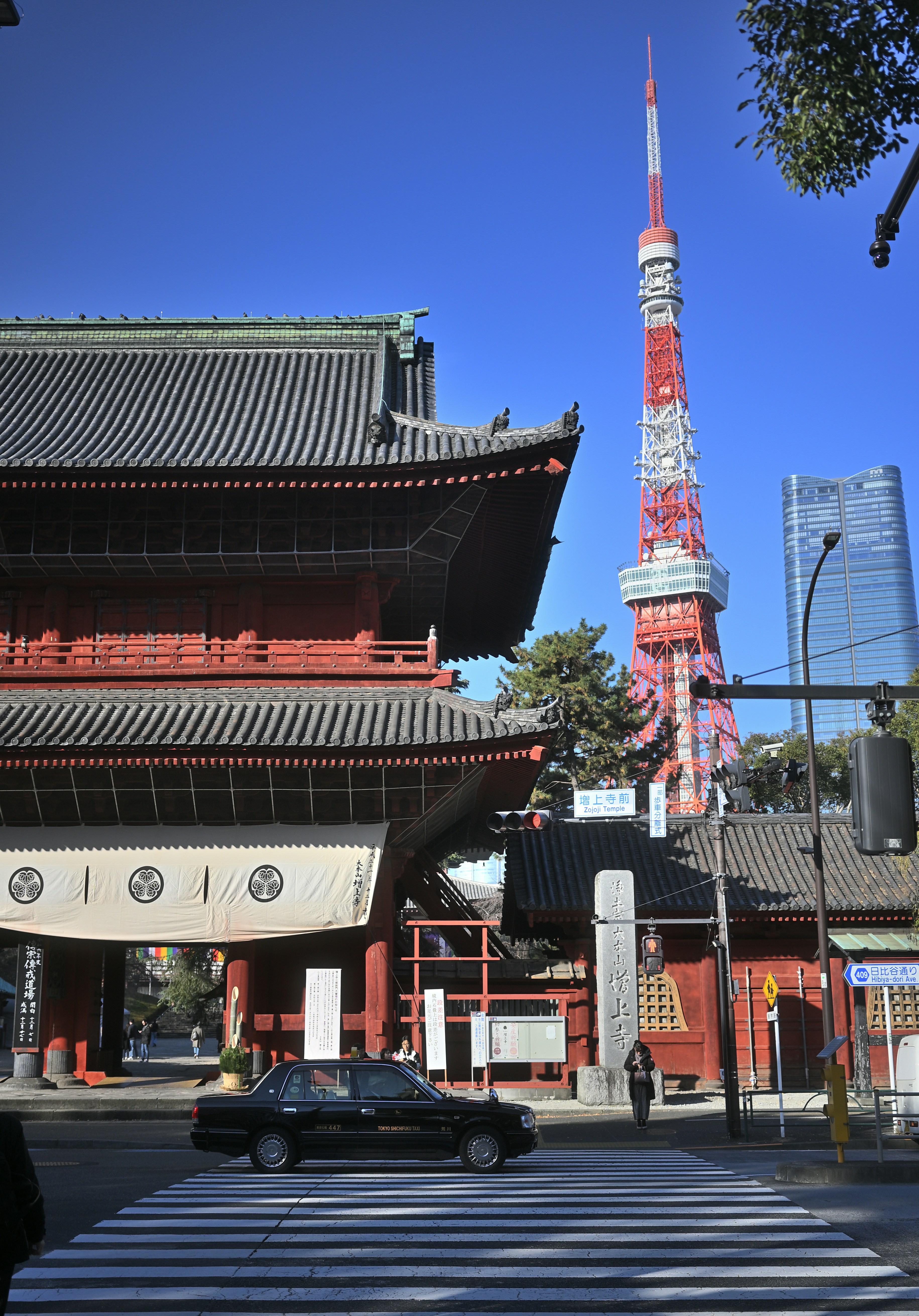 Ein Auto parkt vor einem hohen Gebäude