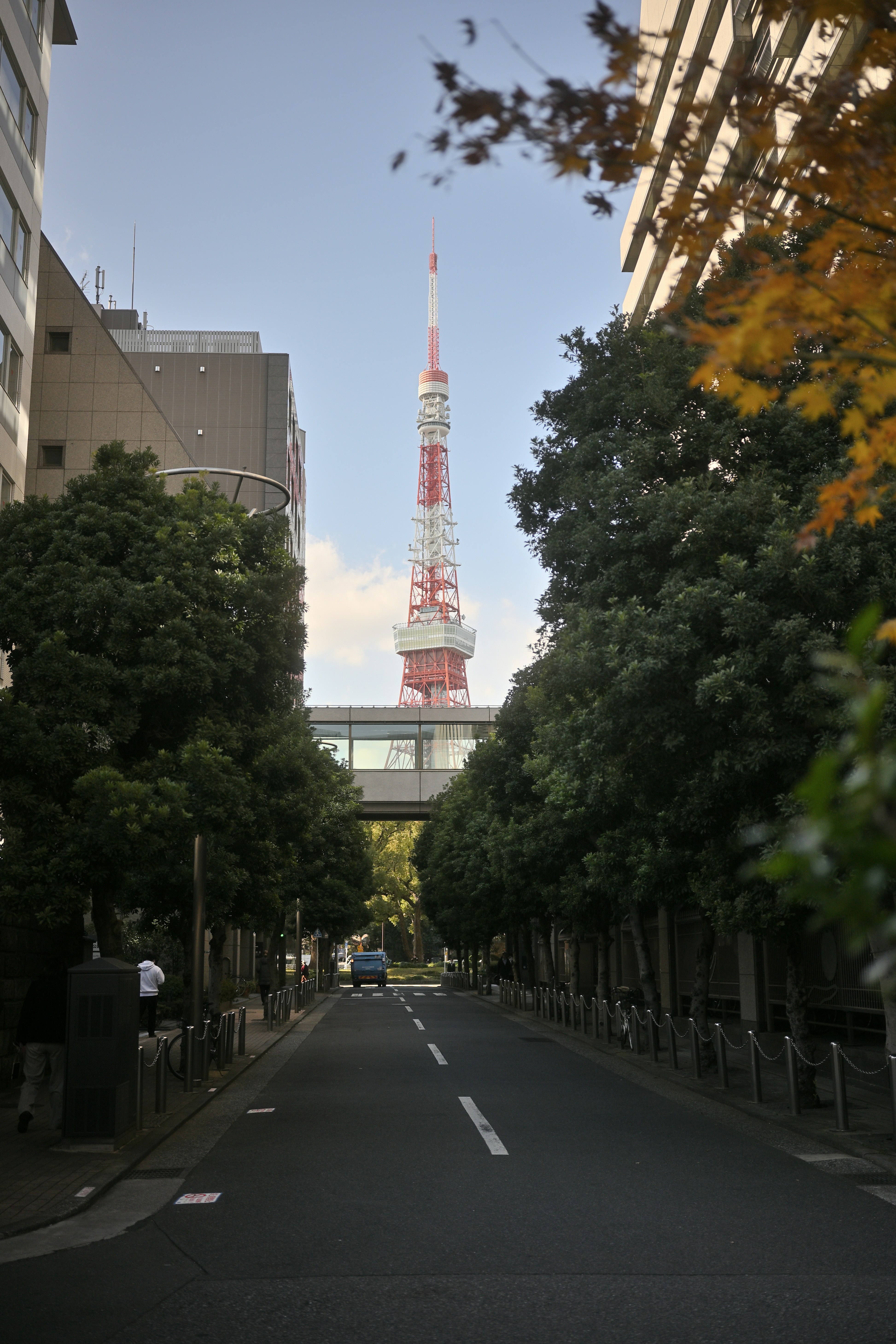 Eine Stadtstraße mit einem hohen Turm im Hintergrund