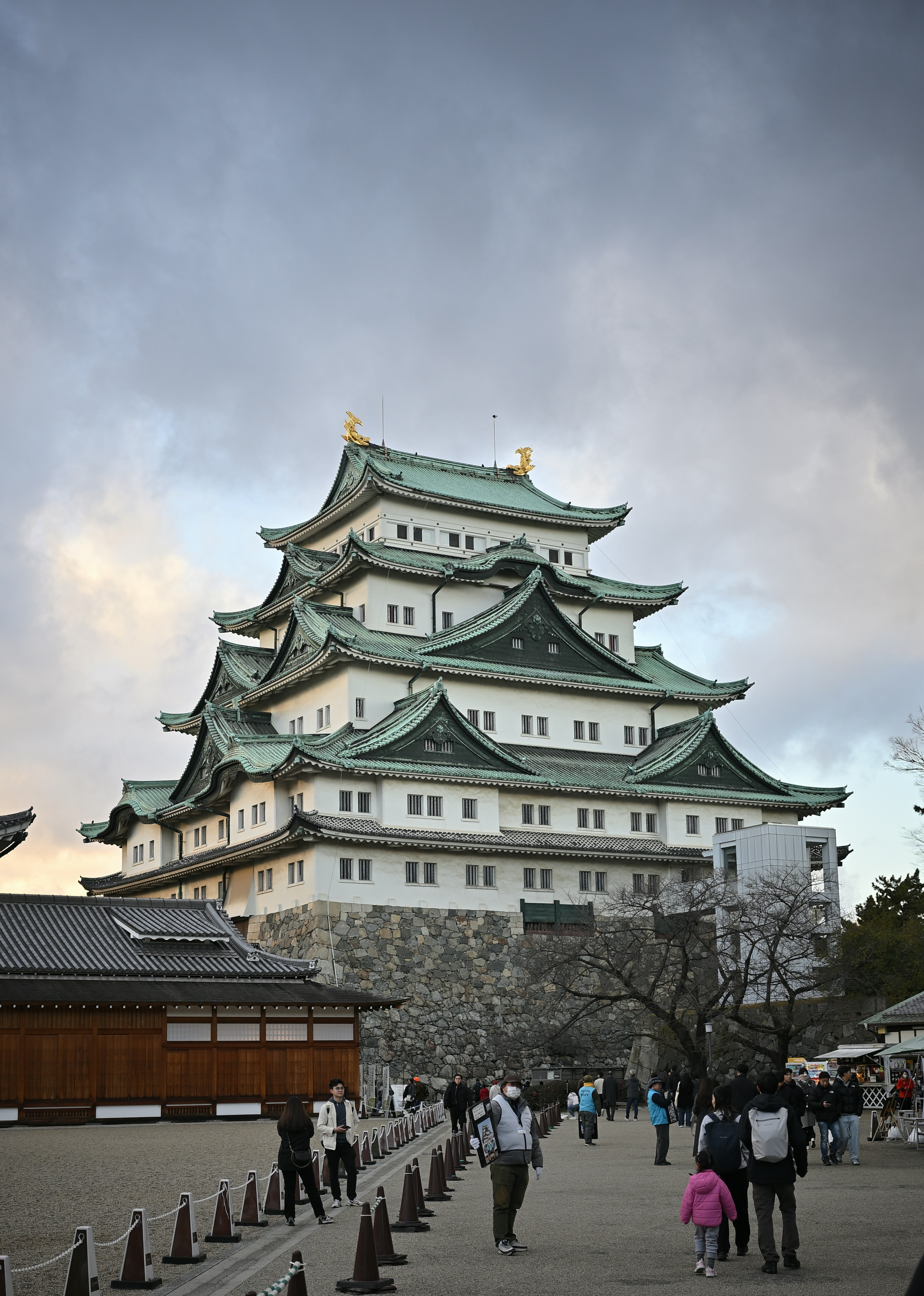 Eine Gruppe von Menschen steht vor einem hohen Gebäude