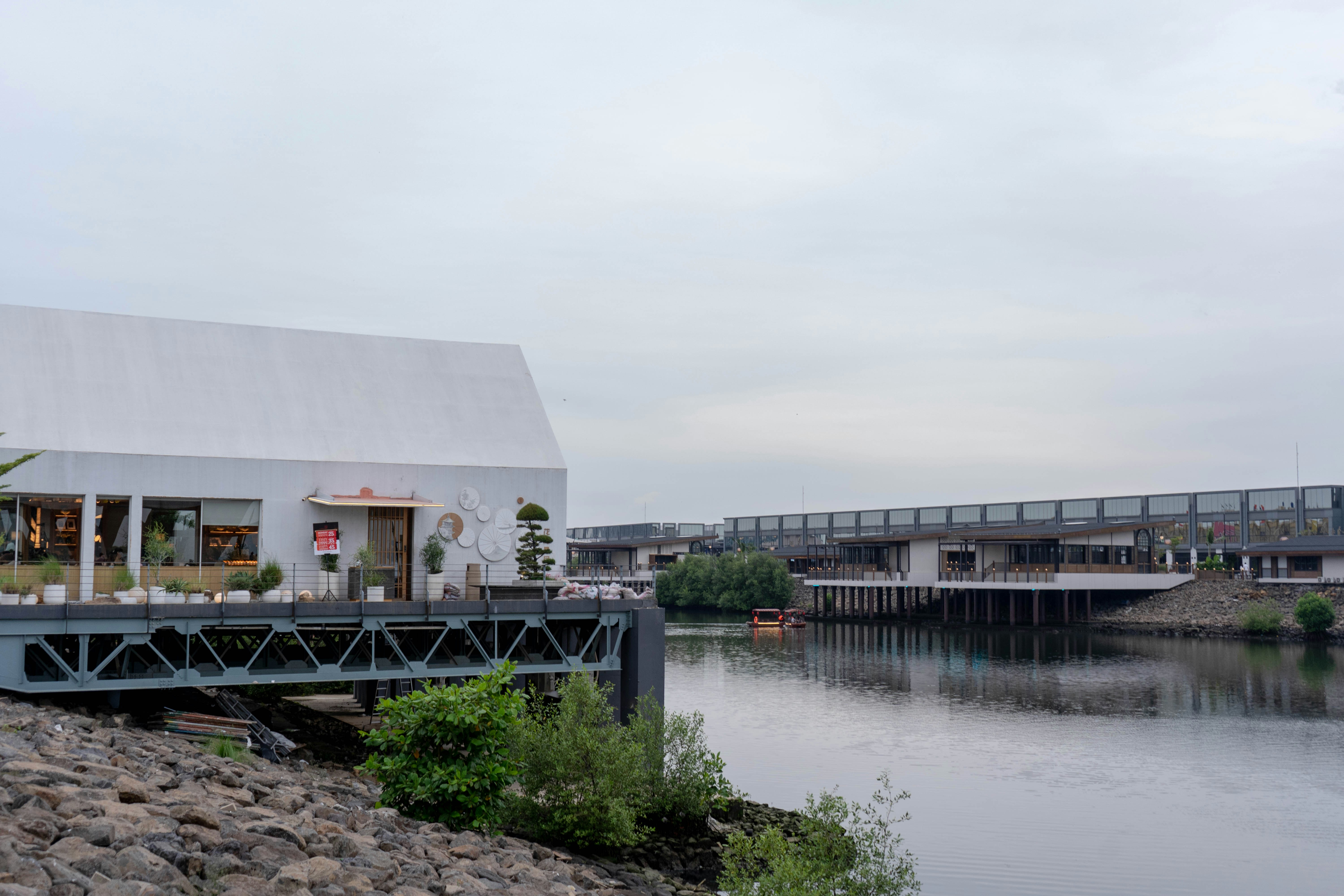 Riverfront community clubhouse with outdoor seating and Columbia River views - smoke free apartments Vancouver WA