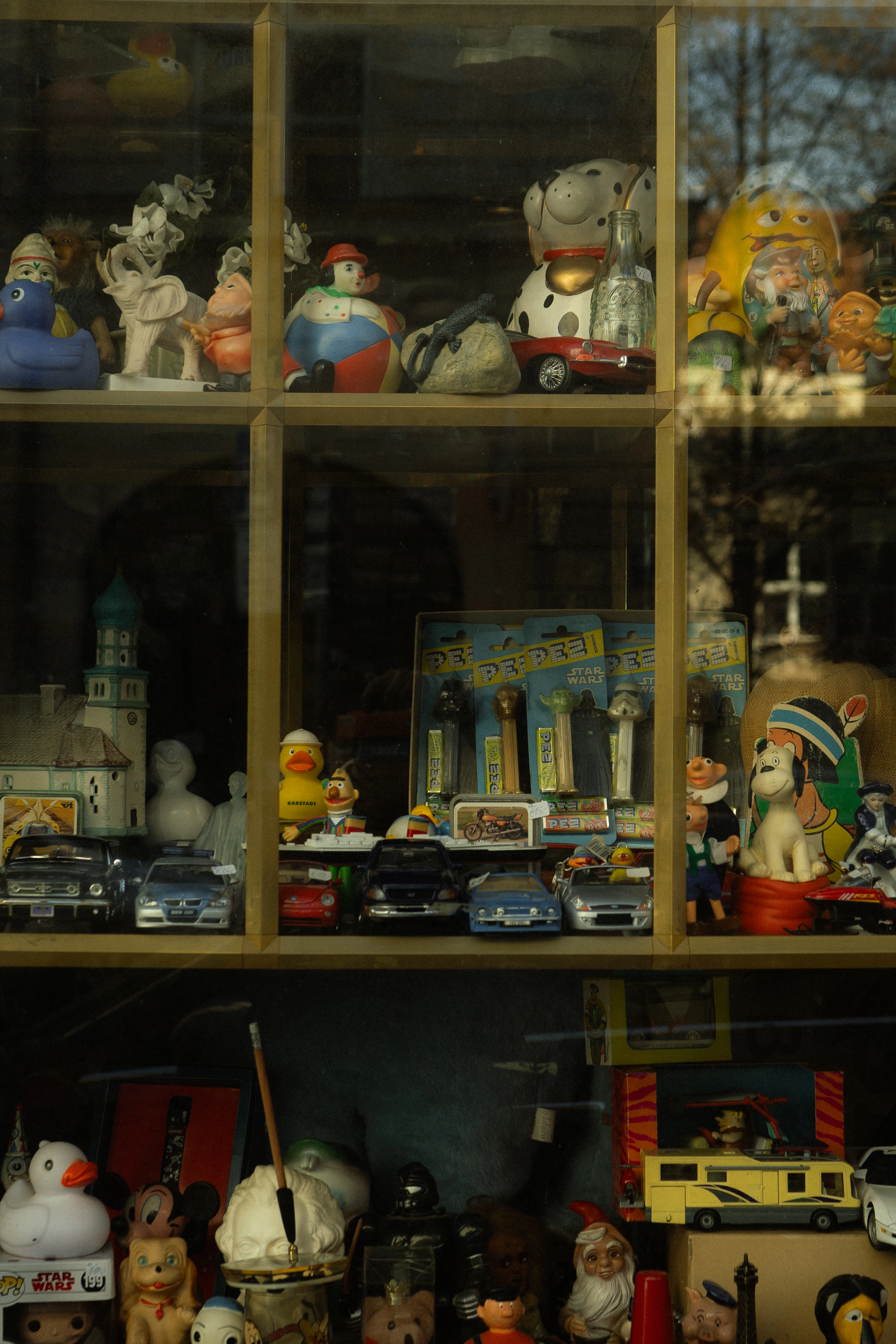 Vitrine éclairée remplie de jouets et de figurines