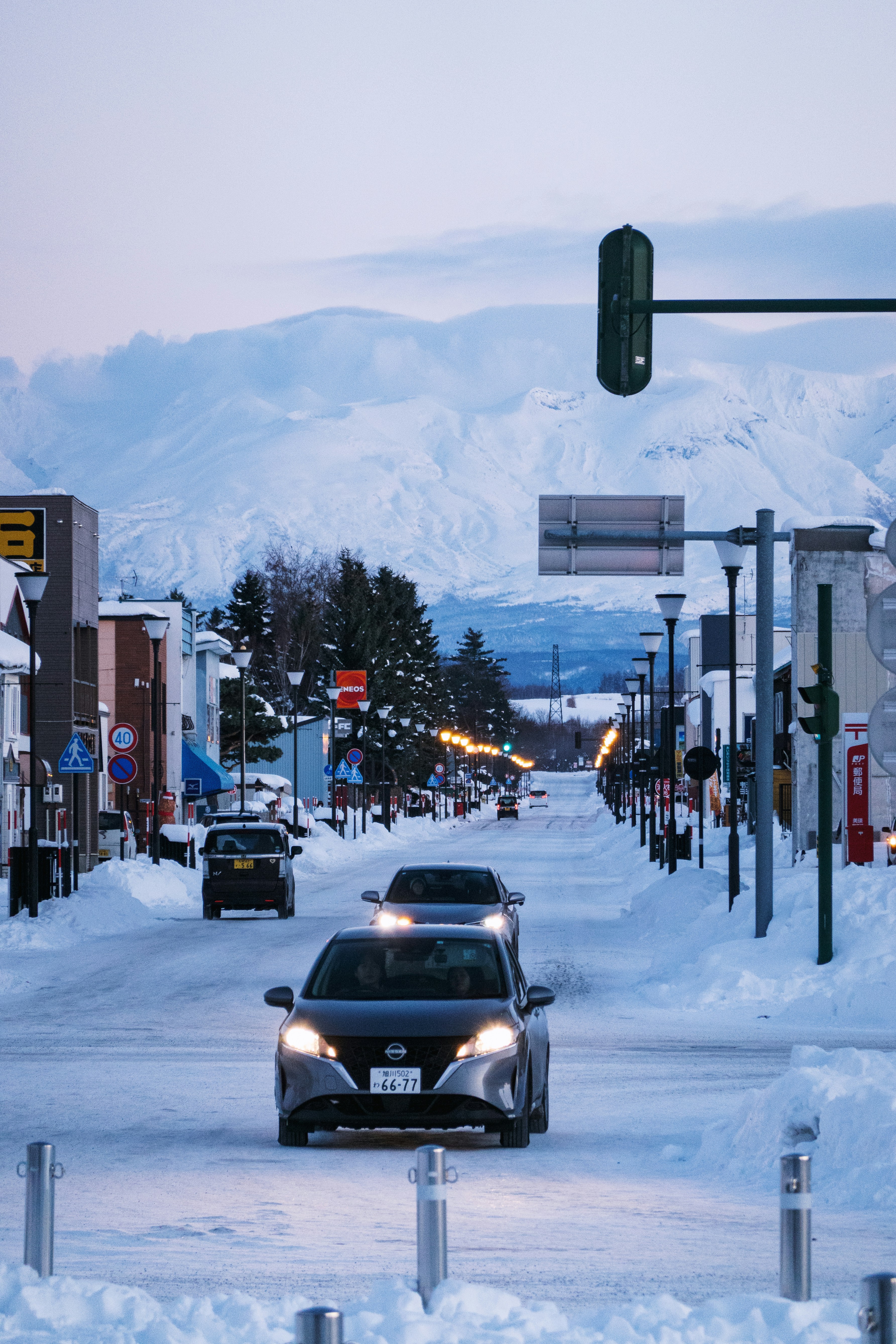雪に覆われた通りを走る車