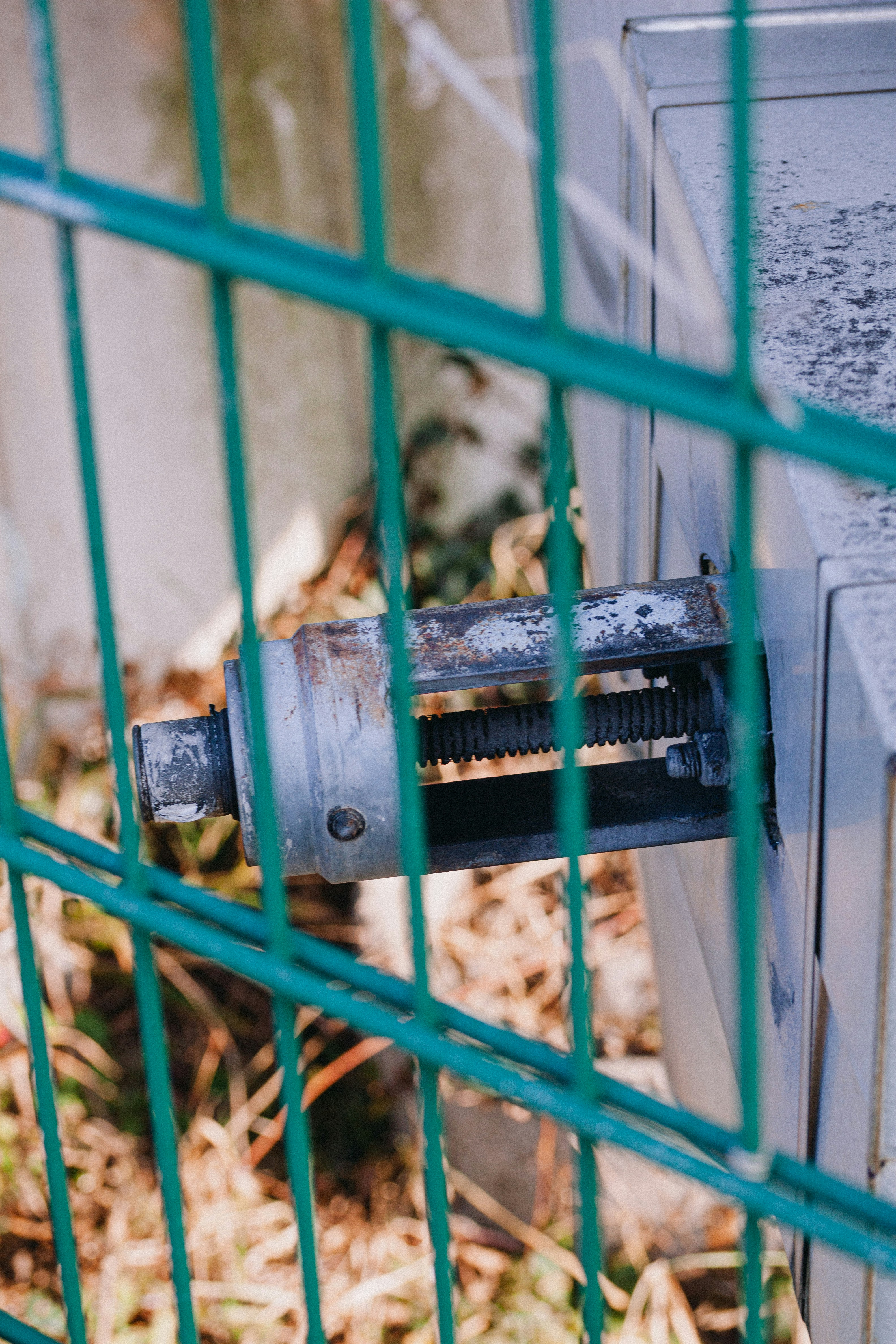 photo 1739106925530 0585a02631bd?ixid=M3w1ODkyNzF8MHwxfHNlYXJjaHwxfHxmZW5jZSUyMHJlcGFpciUyMHRvb2xzfGVufDB8MXx8fDE3NzYyMDMwNTB8MA&ixlib=rb 4.1