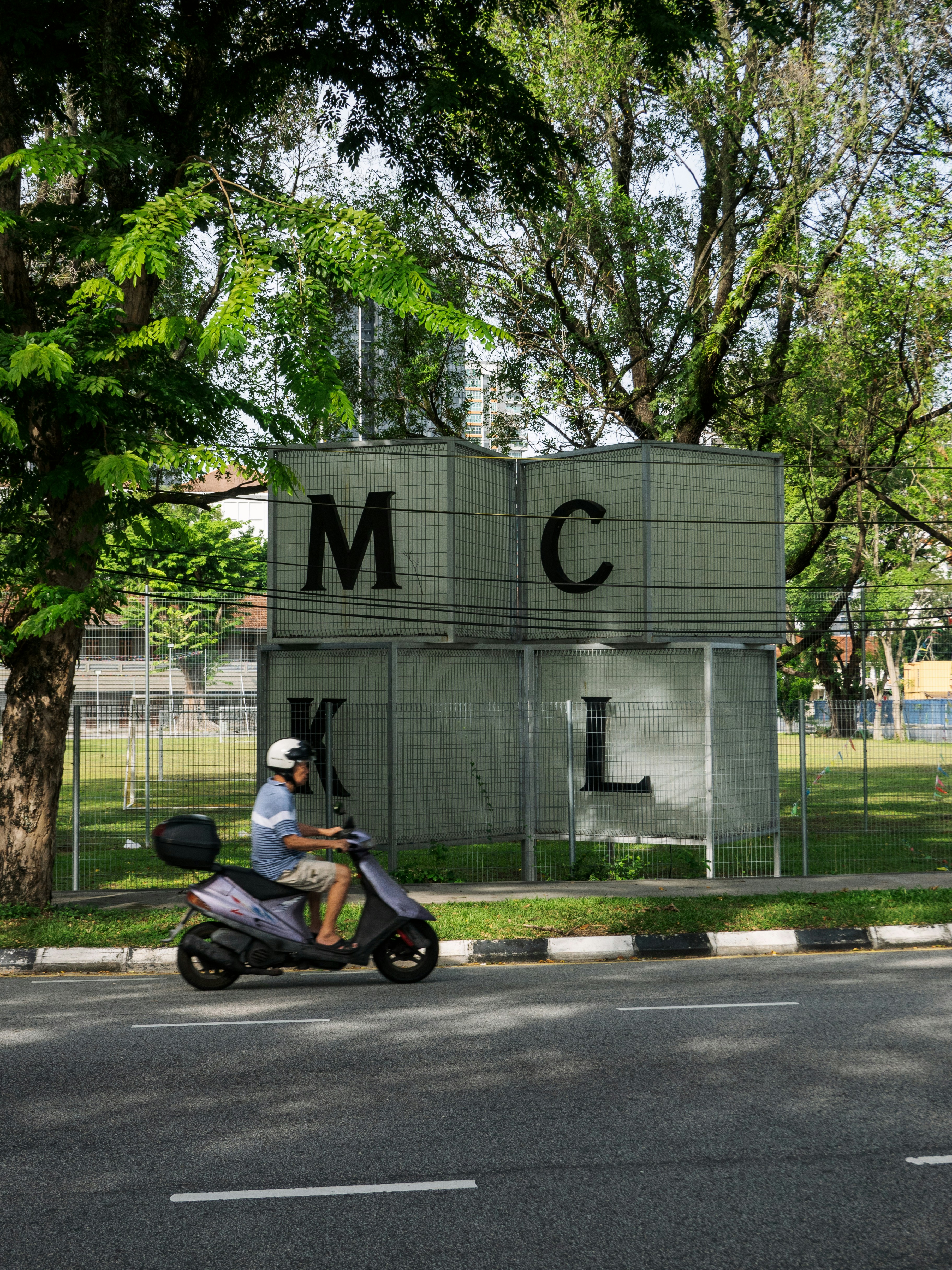 Uma pessoa andando de scooter em uma rua da cidade