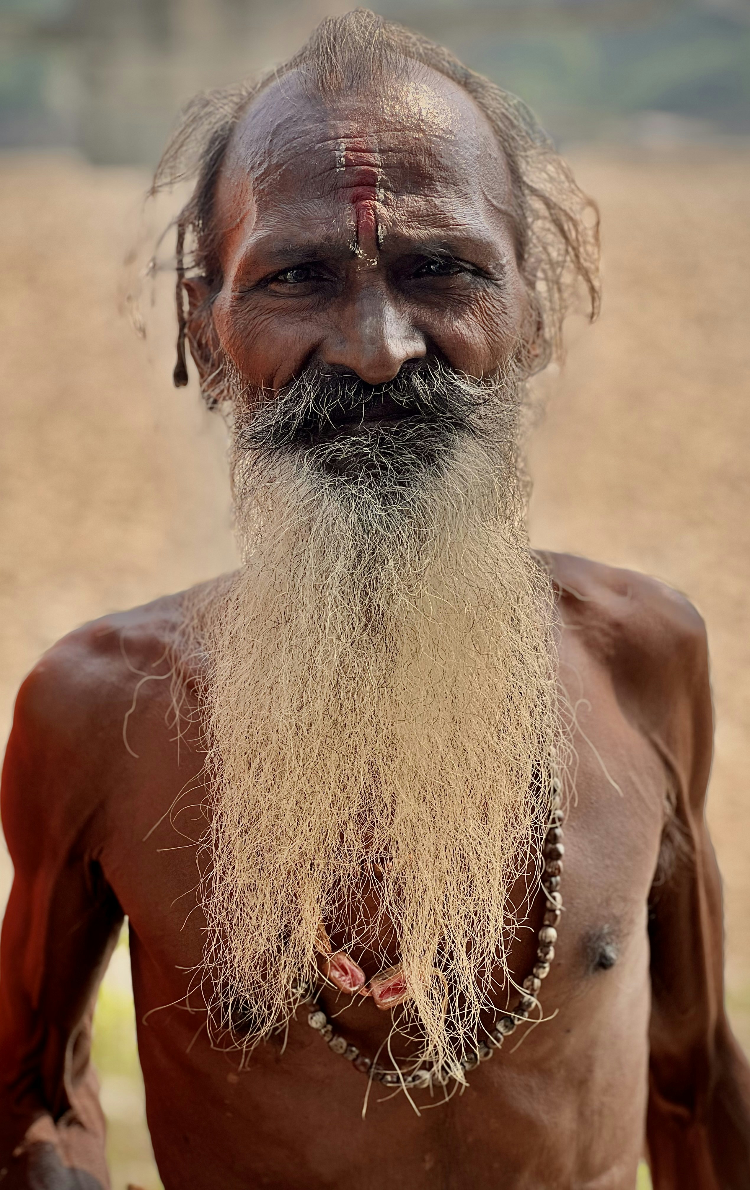 Un hombre con una larga barba blanca y una barba blanca