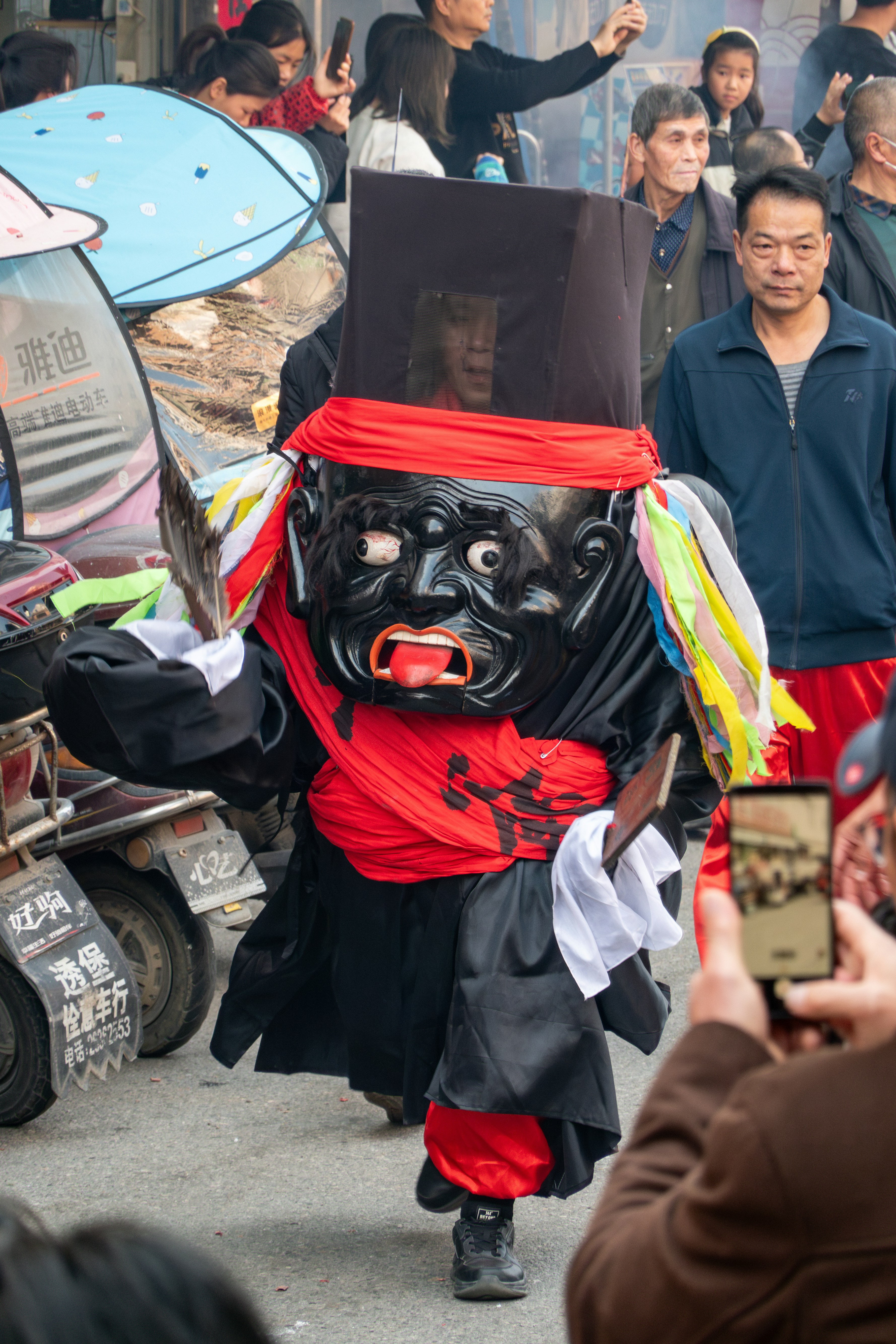 Sekelompok orang berjalan di jalan