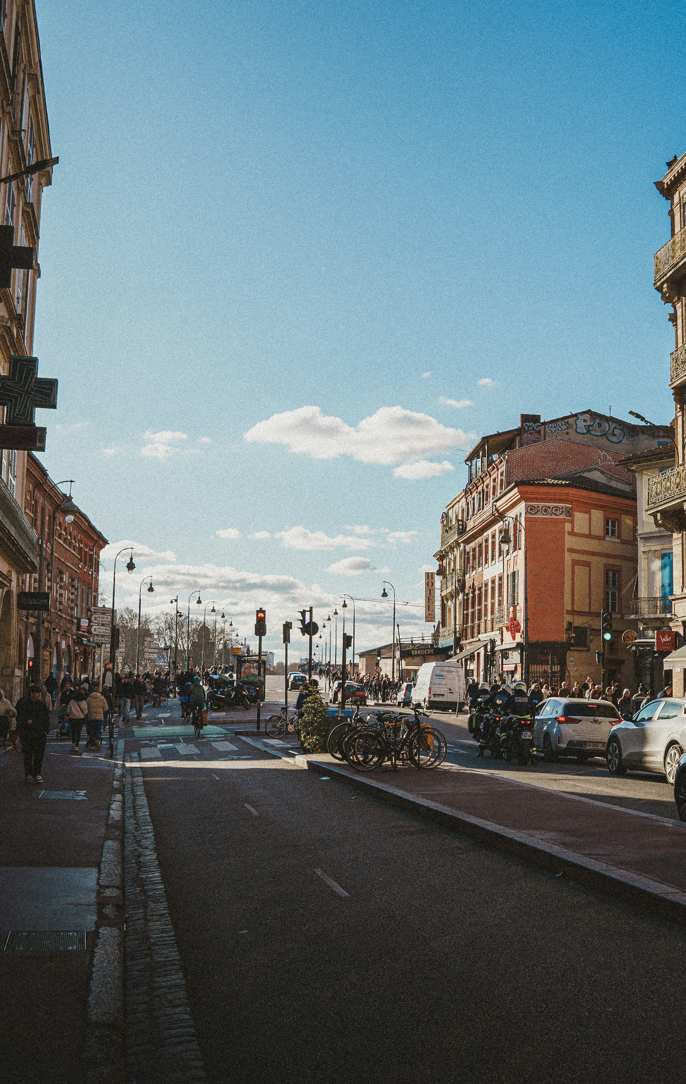 Une rue de la ville remplie de beaucoup de circulation à côté de grands immeubles