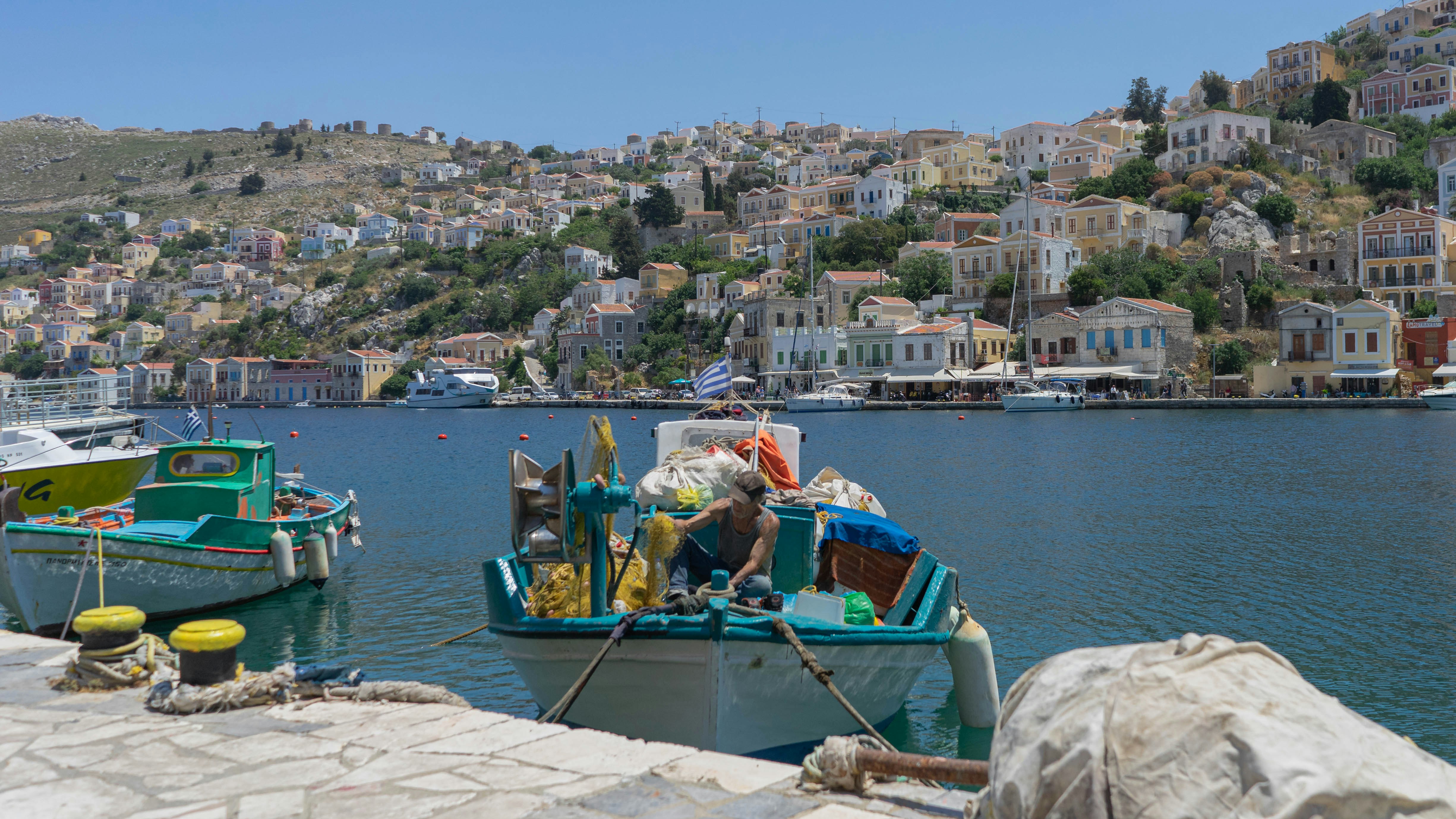 A boat is docked at a dock in a harbor