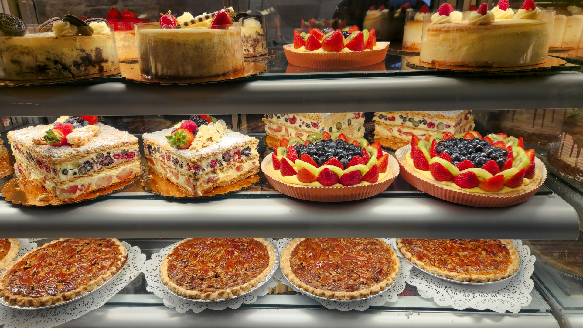 A display case filled with lots of different types of pies