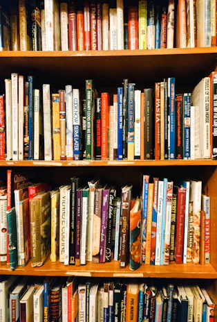 Una libreria piena di tantissimi libri.