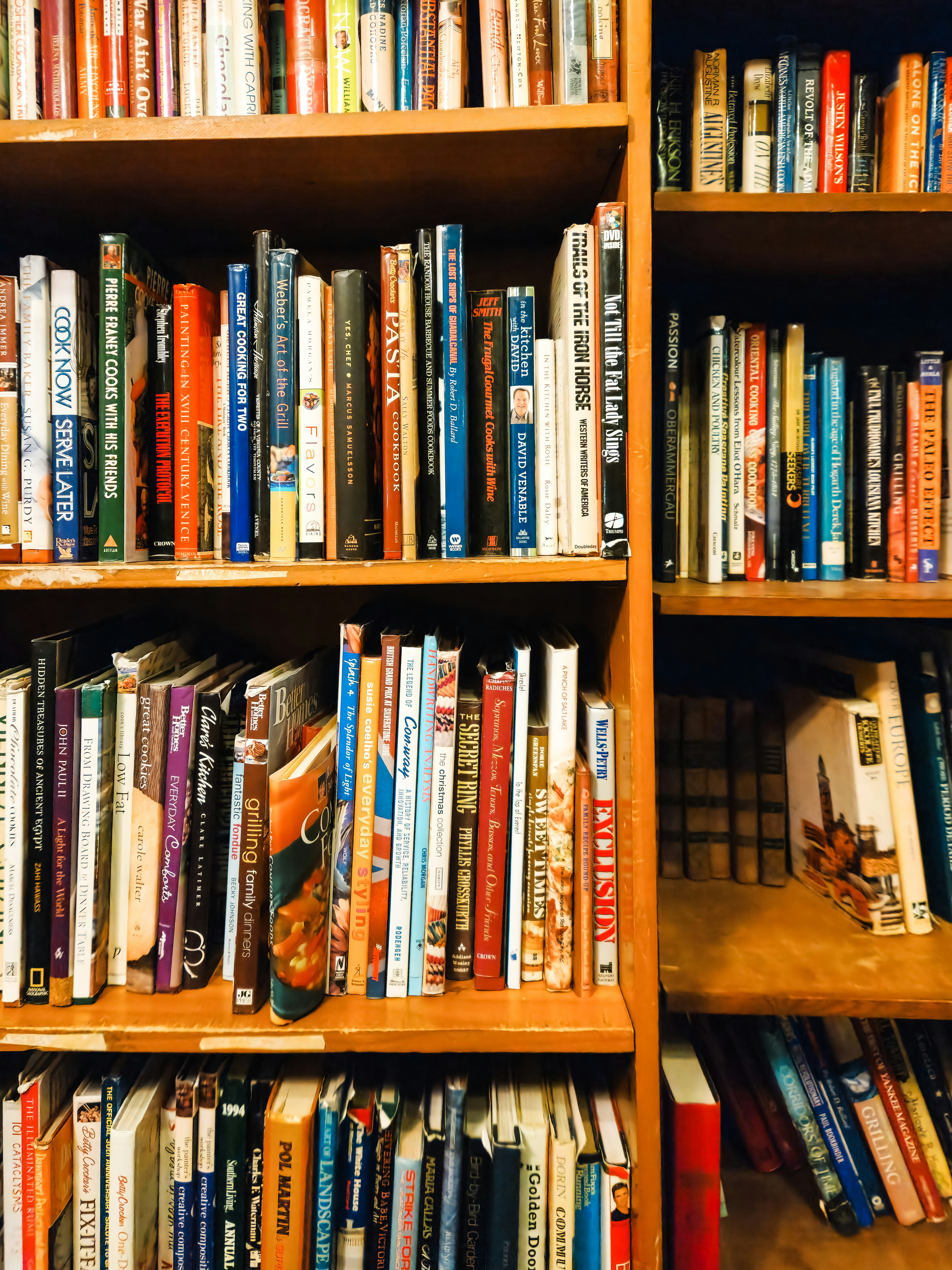 Uno scaffale pieno di libri