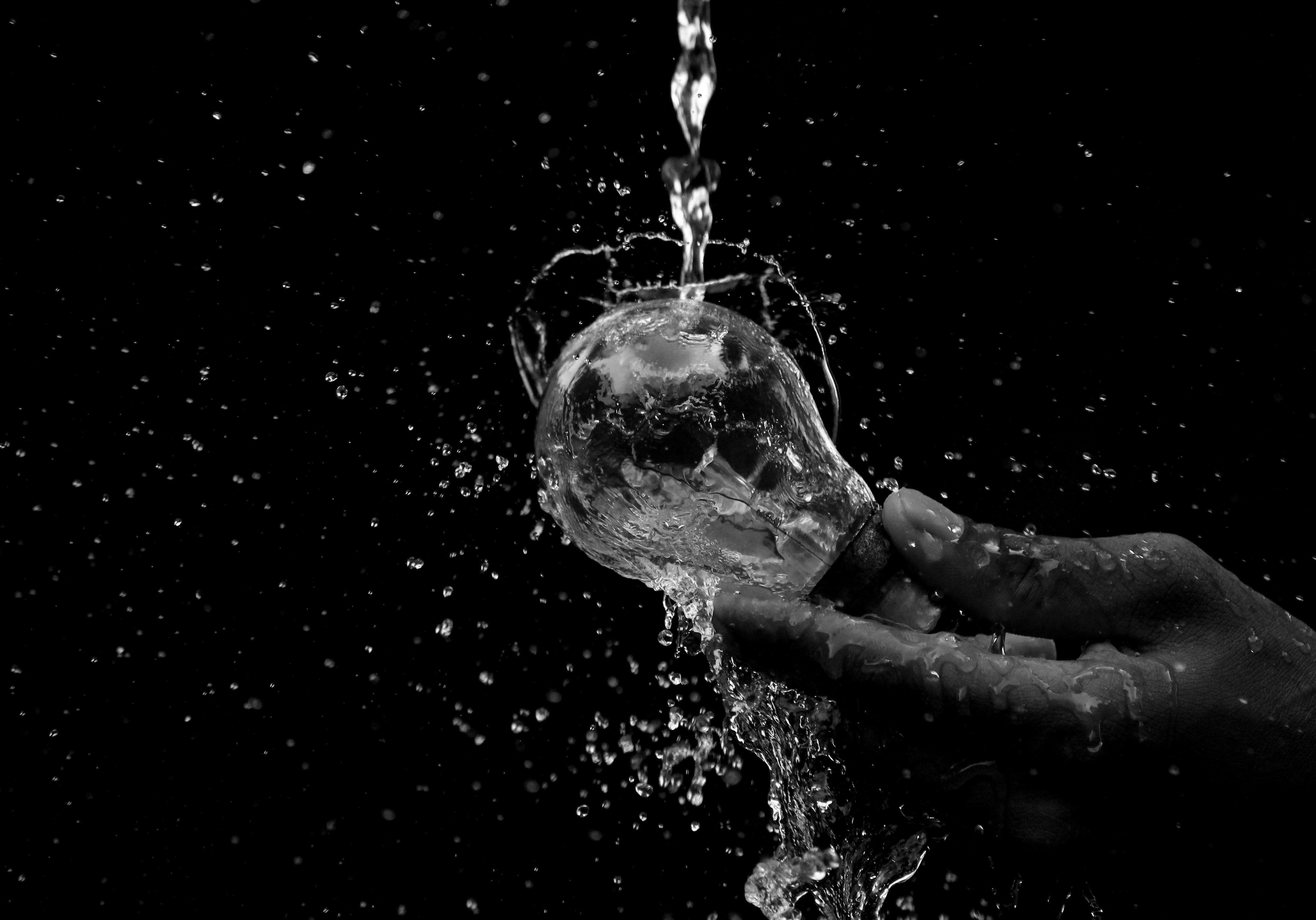 Rüyada berrak ve tatlı su içerek ferahlık, huzur ve manevi yenilenme hisseden bir kişiyi temsil eden huzurlu bir görsel.